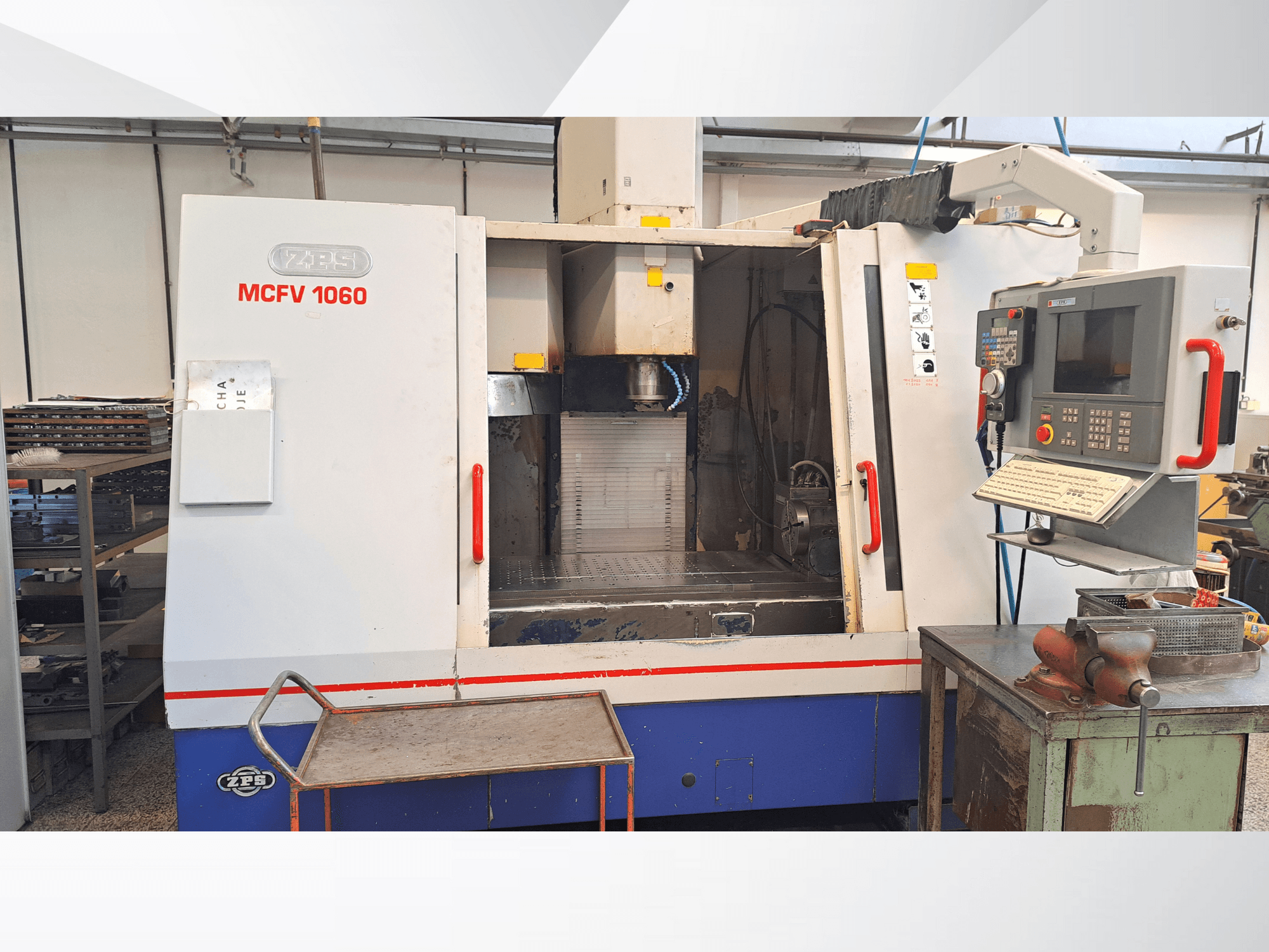ZPS MCFV 1060 CNC-maskin i en verkstad, framifrån med kontrollpanel, spindel och arbetsområde; metallgrå och blå färger.