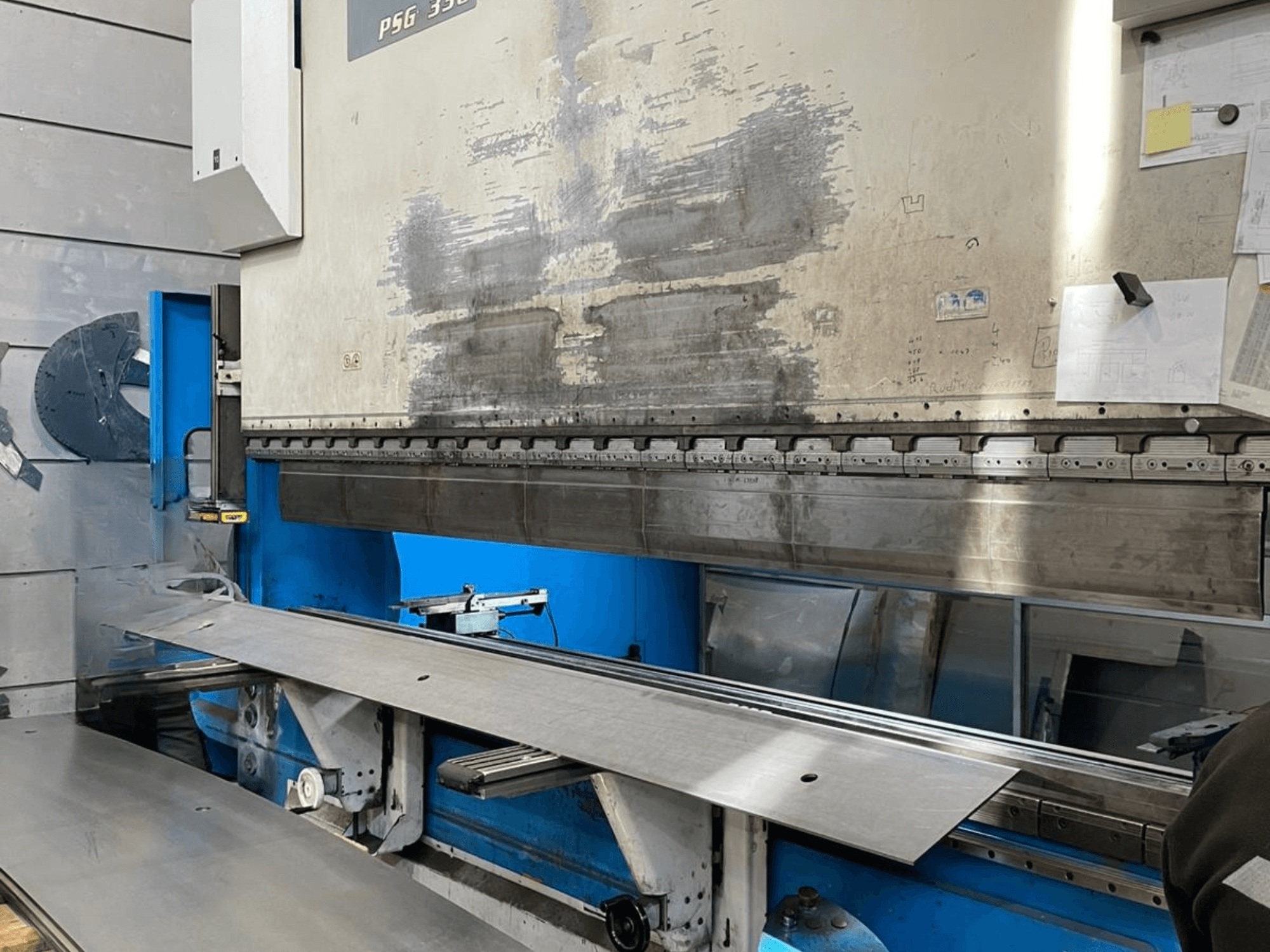 GASPARINI PSG 330/4000 Variante C kantpress i verkstad, visar bockningsområde med metallplåt och maskinens kontroller.