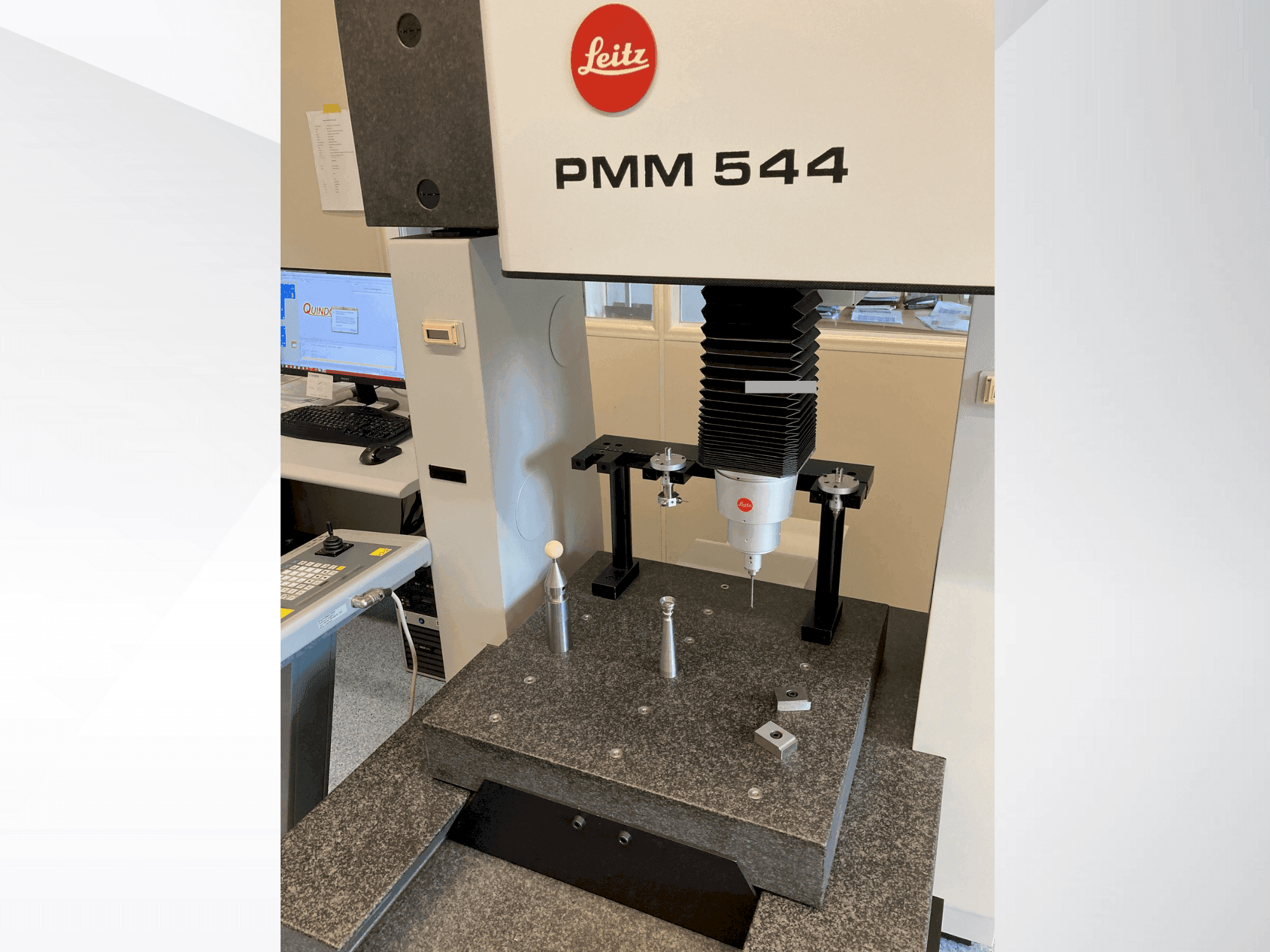 LEITZ PMM 544-maskinen framifrån