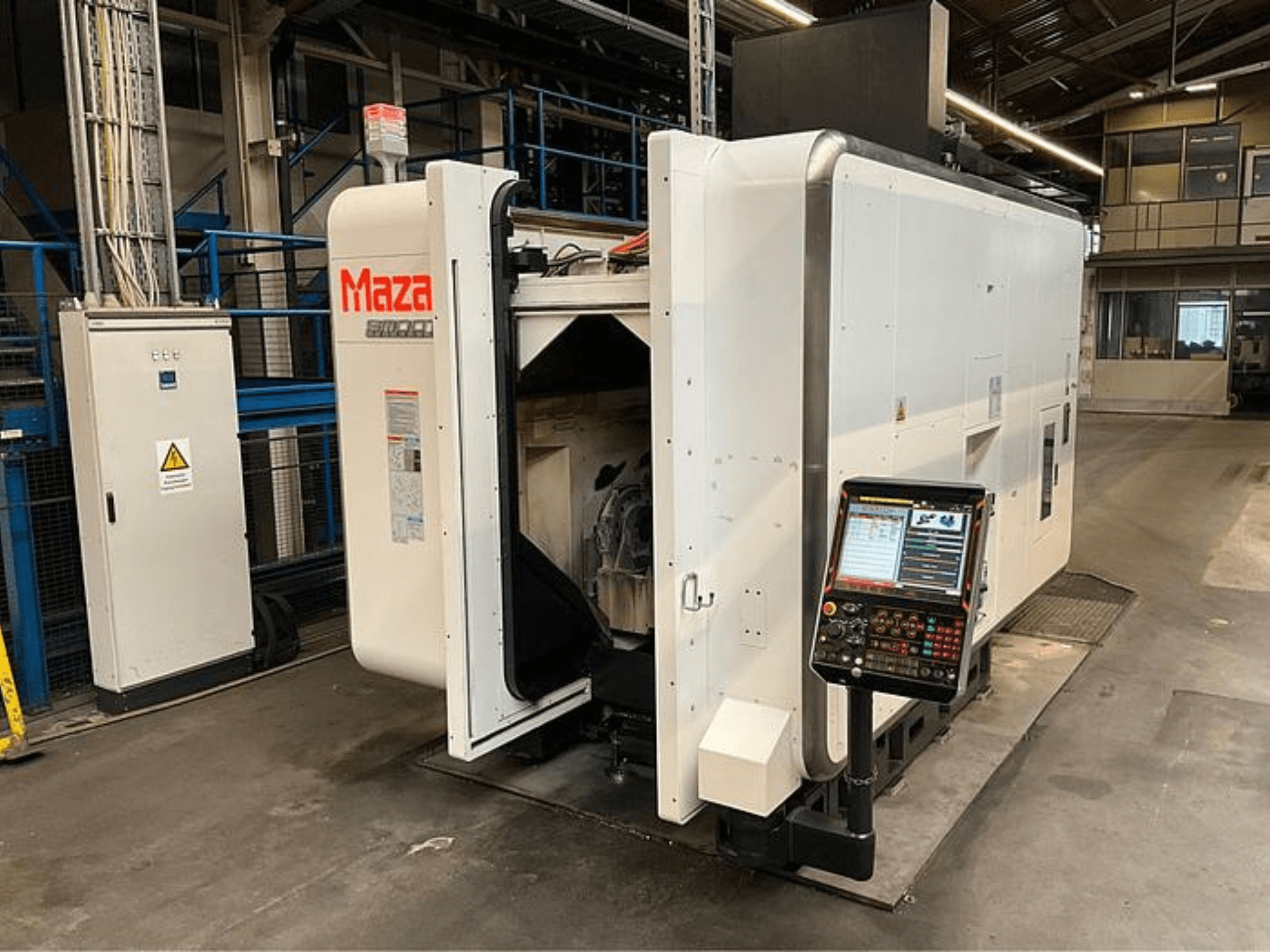 Maza CNC-maskin visad framifrån, med kontrollpanel, industriell design och synliga maskinkomponenter.