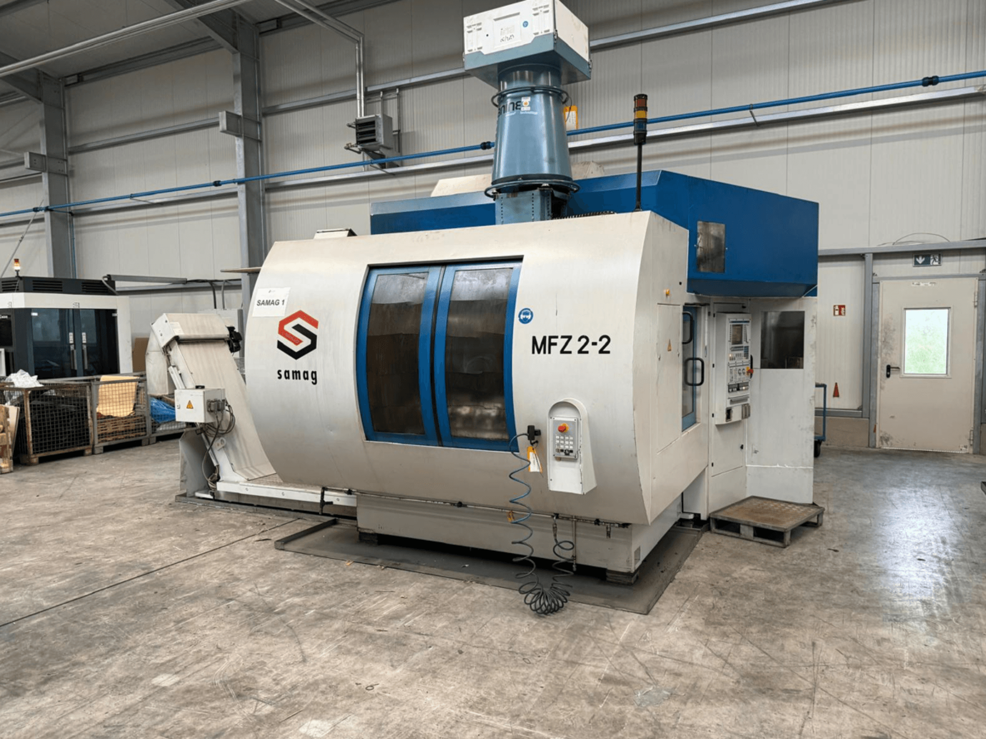 Samag MFZ 2-2 verktygsmaskin, framifrån, med kontrollpanel och blå topp, med säkerhetsfunktioner i en industrimiljö.