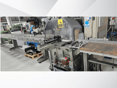 Industriell skärmaskin från sidan, med en lång transportör, kontrollpanel och säkerhetsvarningar.