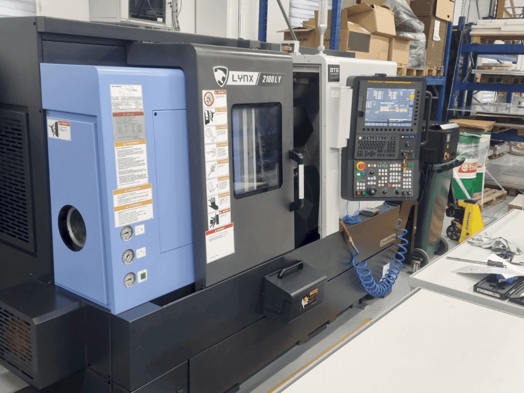 DN SOLUTIONS LYNX 2100 LYB-maskinen framifrån