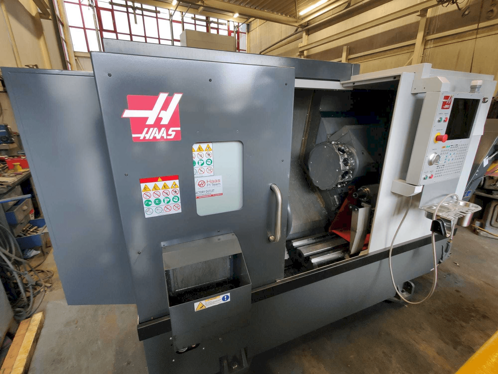 HAAS ST-20Y-maskinen sedd från vänster