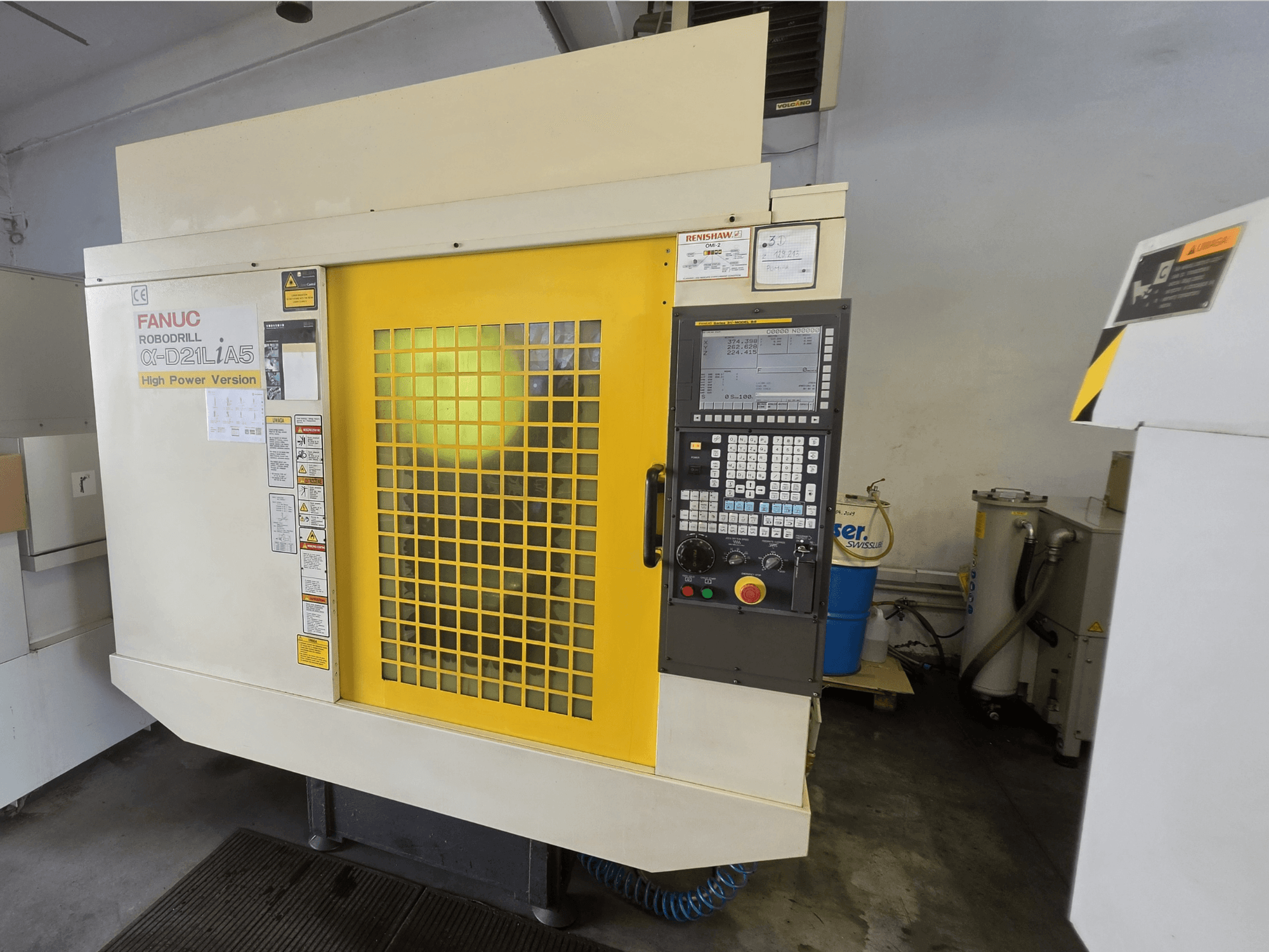 FANUC ROBODRILL alpha-D21LiA5 vertikalt bearbetningscenter, framifrån, med gul säkerhetslucka och manöverpanel.