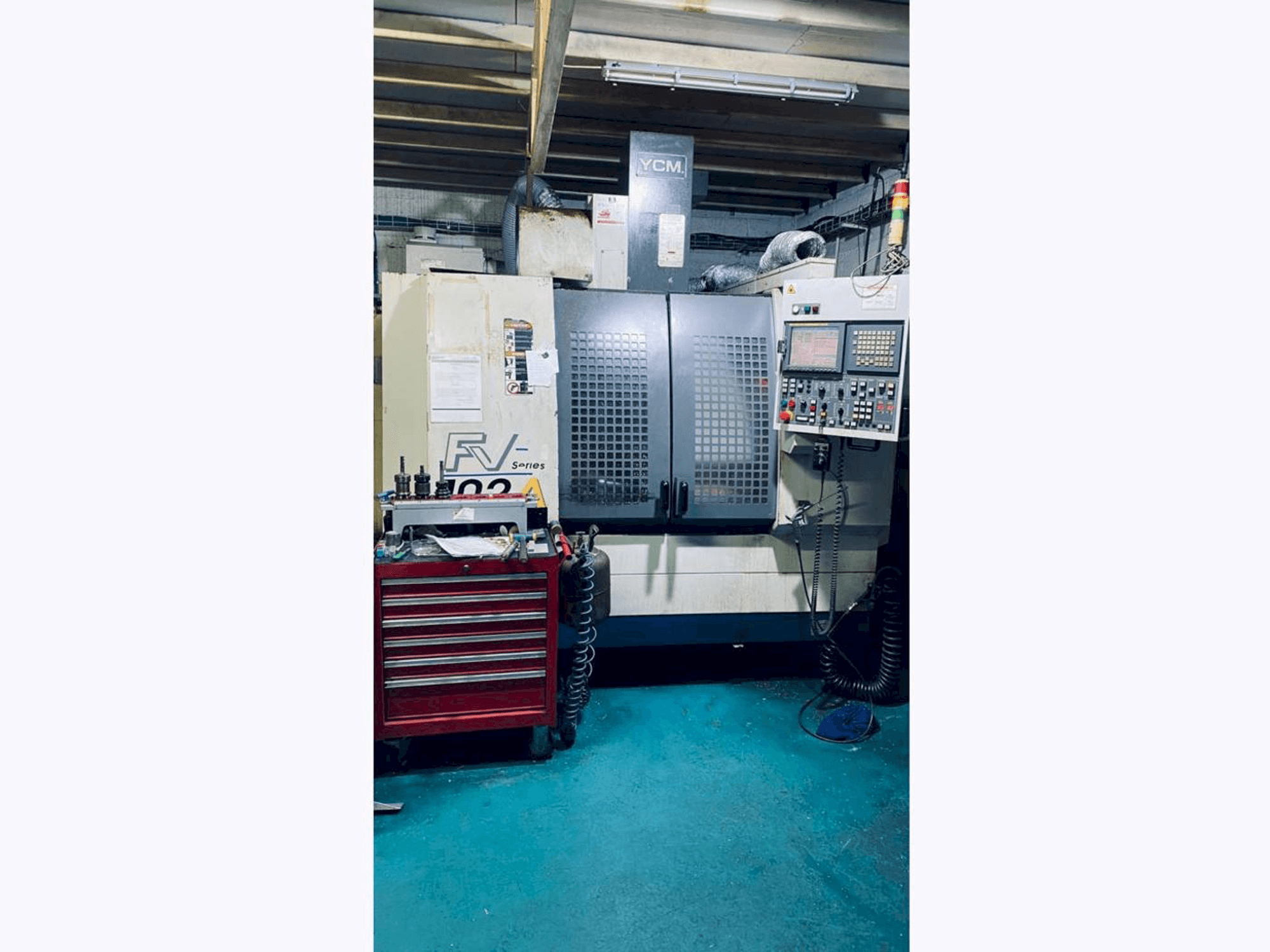 YCM FV102A-maskinen framifrån