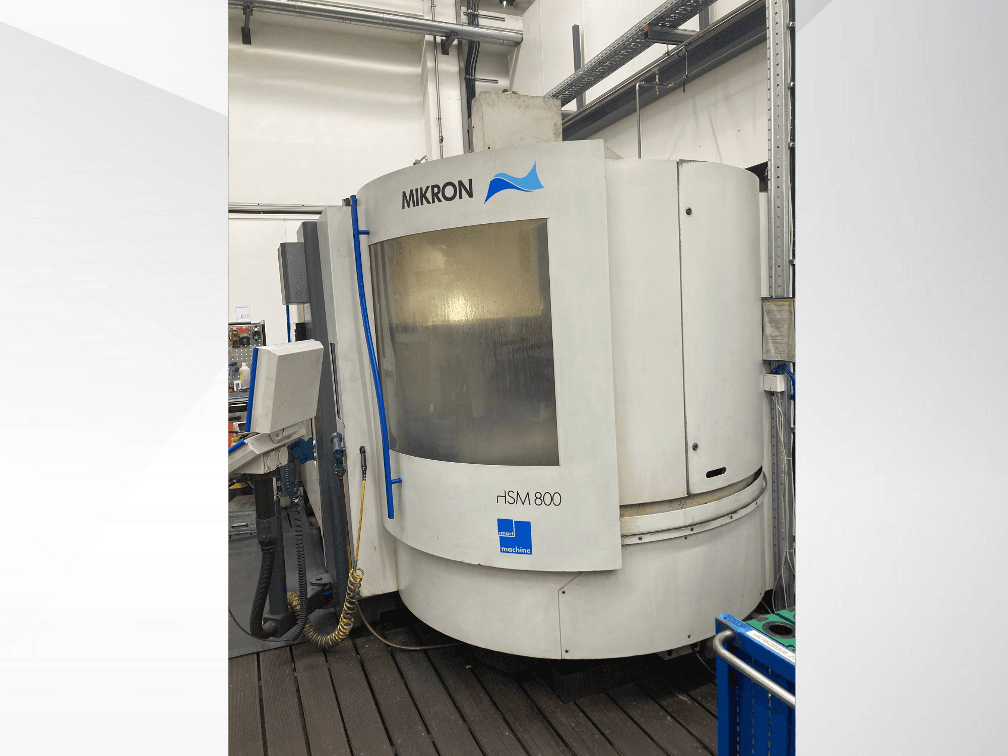 Mikron rISM 800 CNC-maskin, framifrån med kontrollpanel, cylindrisk design och blå accenter, placerad i en verkstadsmiljö.
