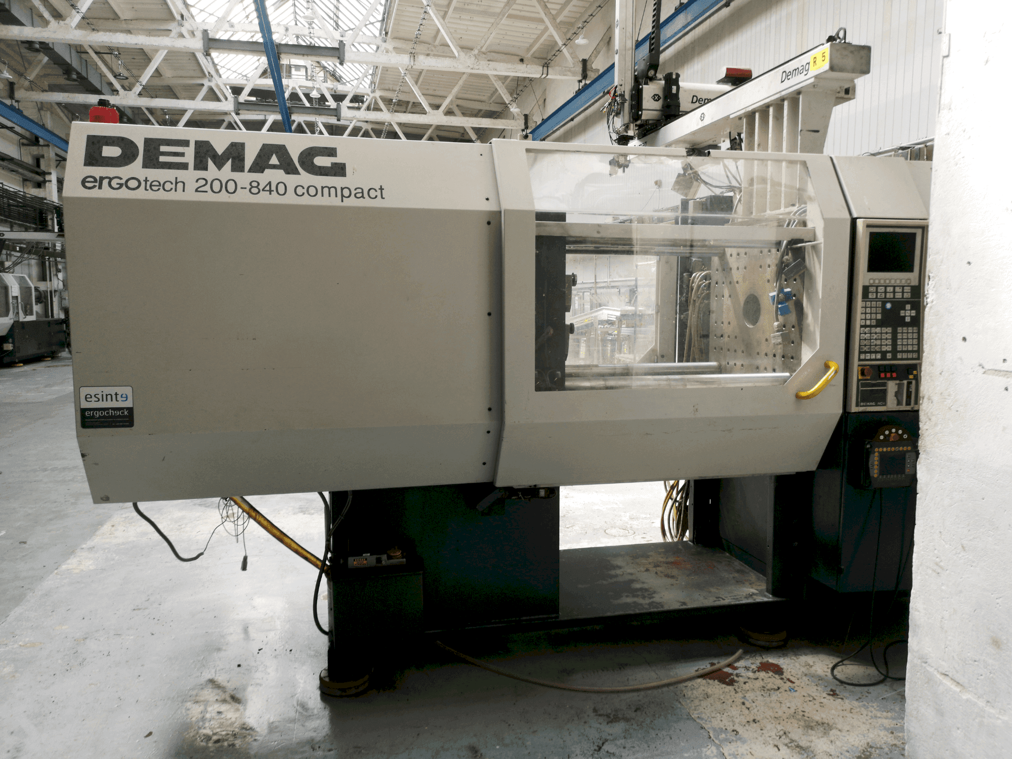 DEMAG Ergotech 200-840 Compact-maskinen framifrån
