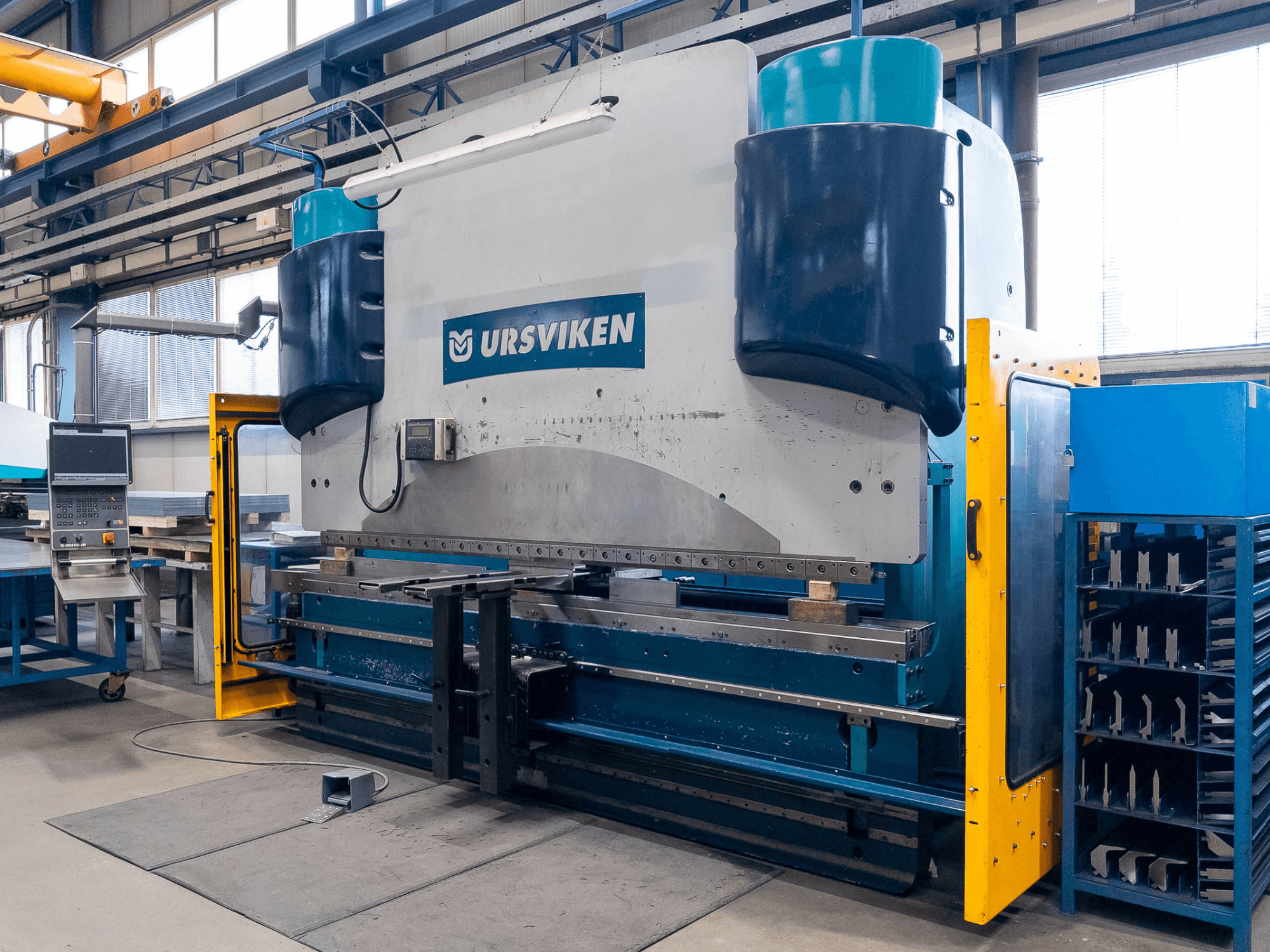 Ursviken Optiflex 130 3.1M kantpress i en produktionsmiljö, med frontvy och kontrollpanel.