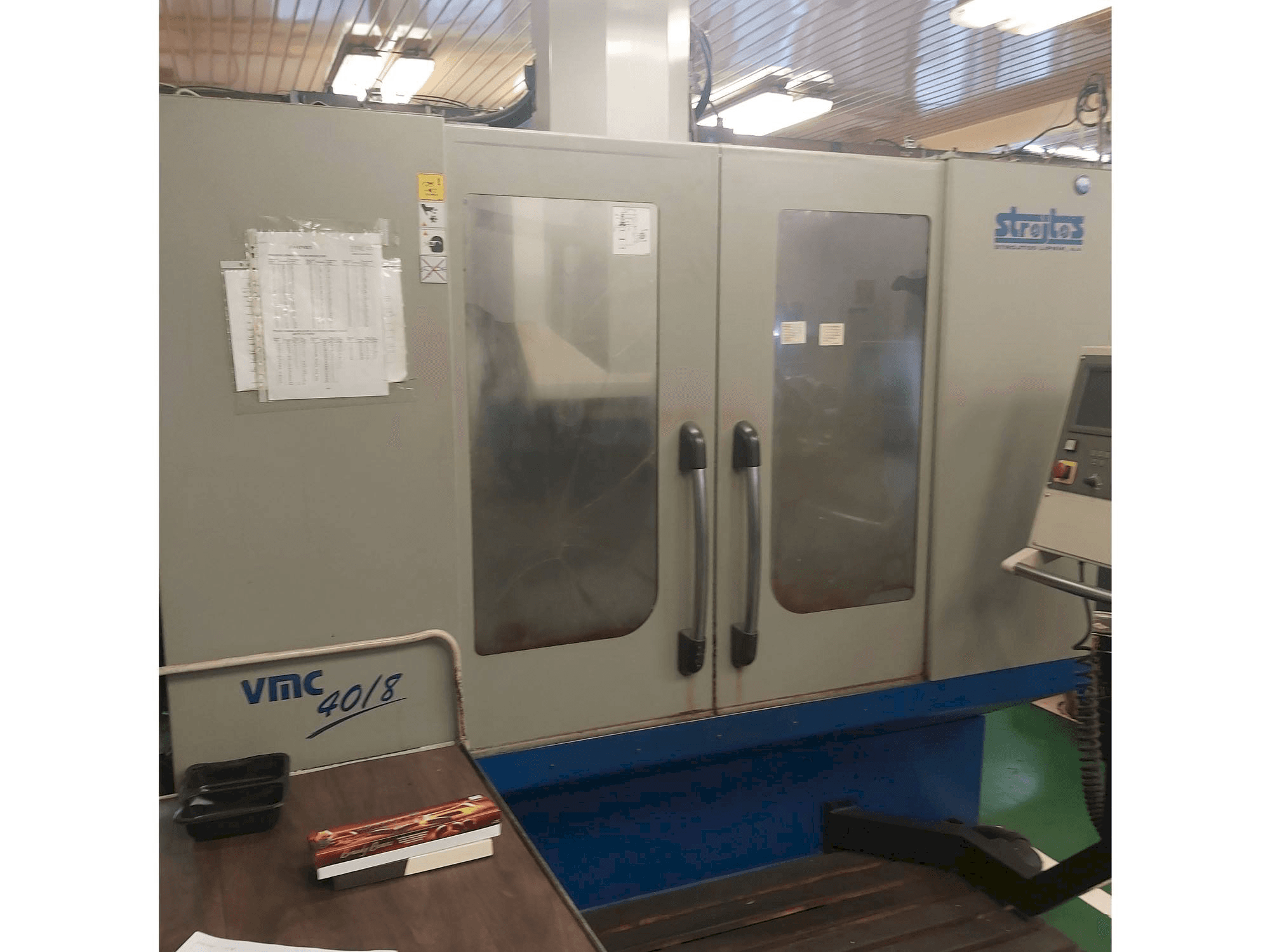 Strojtos VMC 40/8-maskinen framifrån