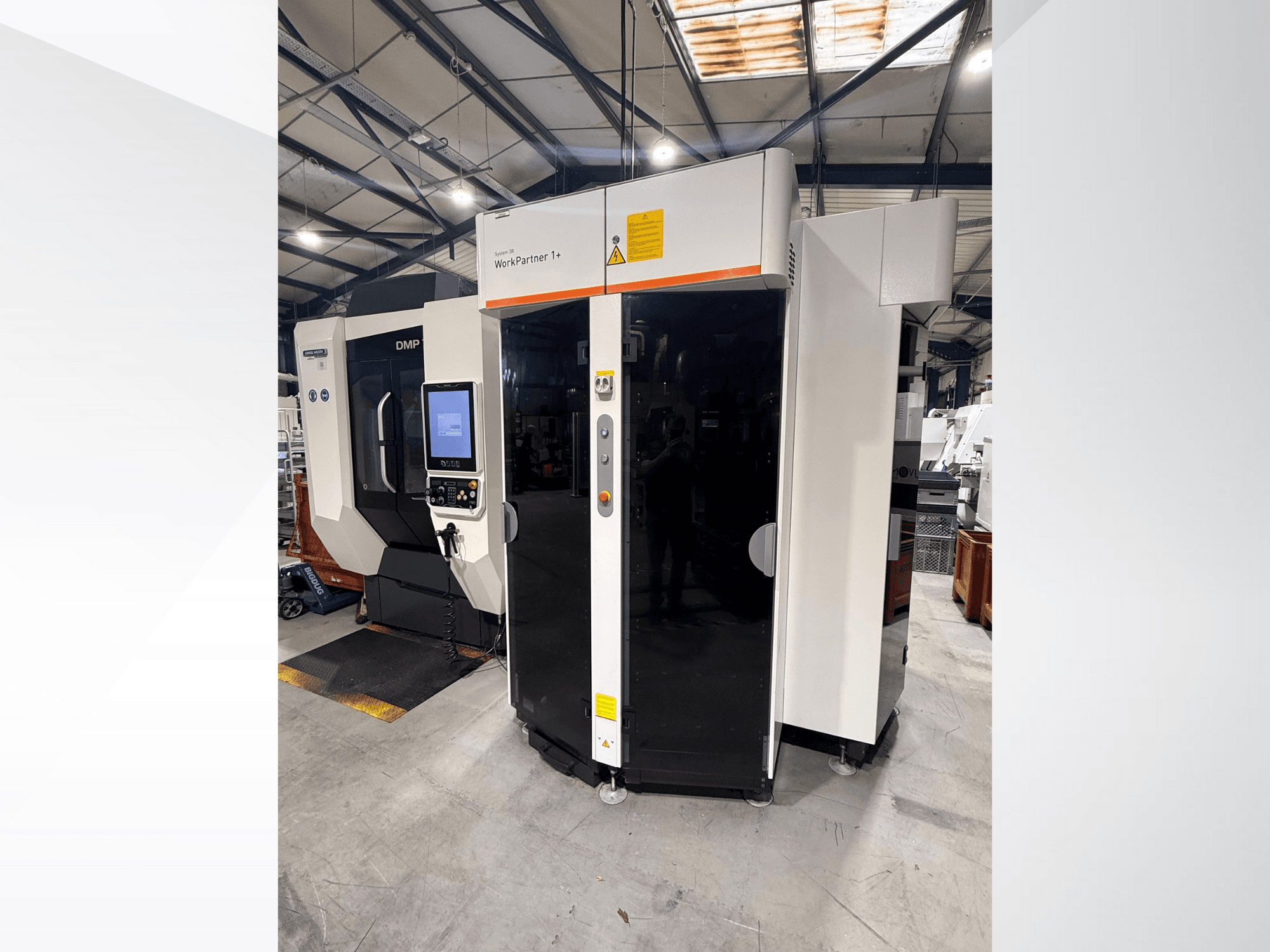 DMP WorkPartner 1+, framifrån; har en pekskärmspanel och säkerhetsindikatorer i en tillverkningsmiljö.