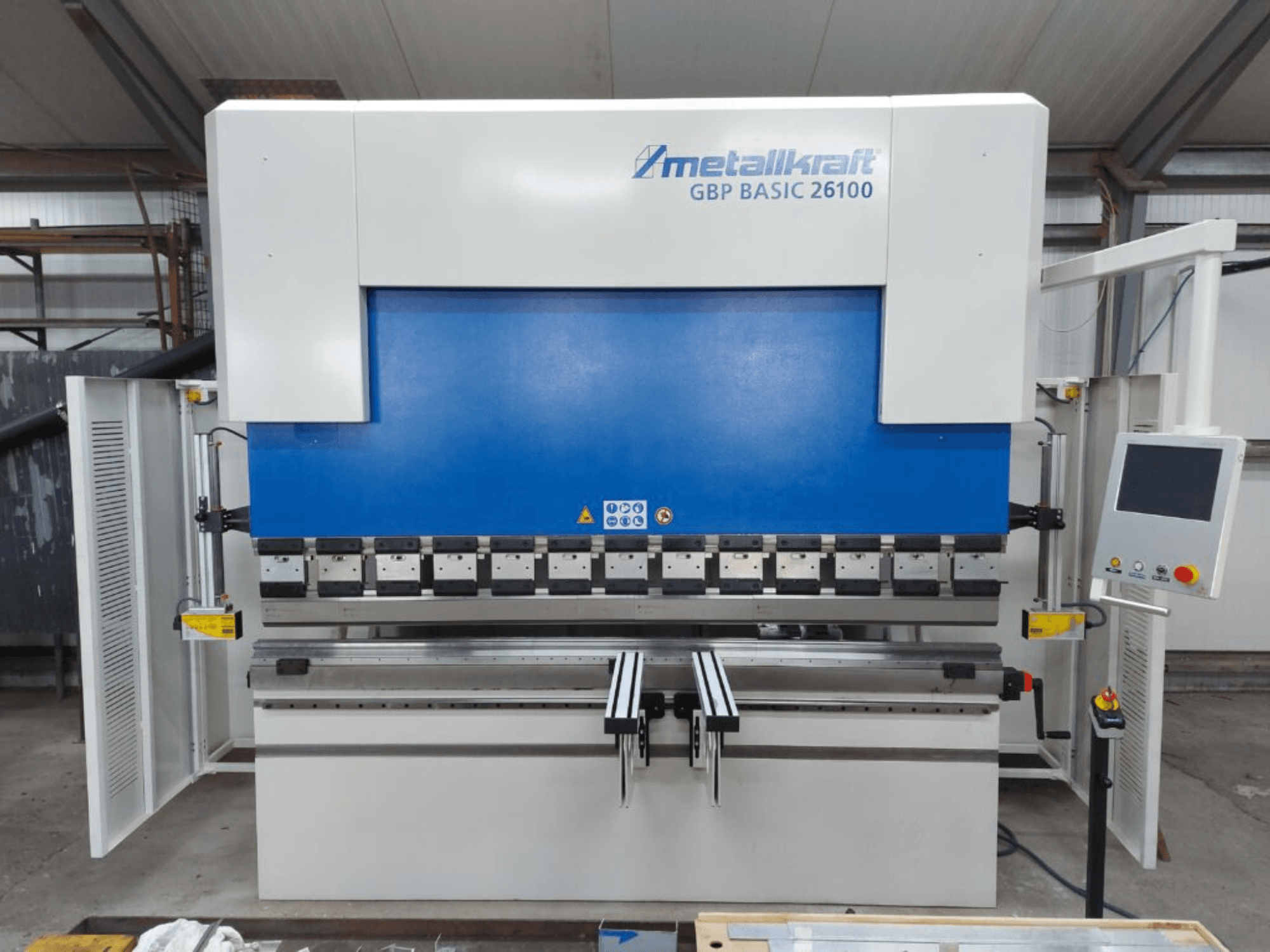 Metallkraft GBP BASIC 26100 rullbockningsmaskin i frontvy, med funktioner för kontrollpanel och bockningsområde.