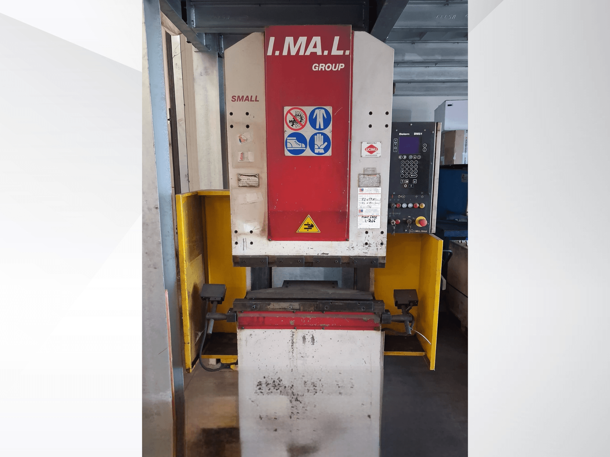 Framifrån sett på kantpressen IMAL SMALL 835/25 med kontrollpanel, säkerhetsskyltar och gult skyddsgaller.