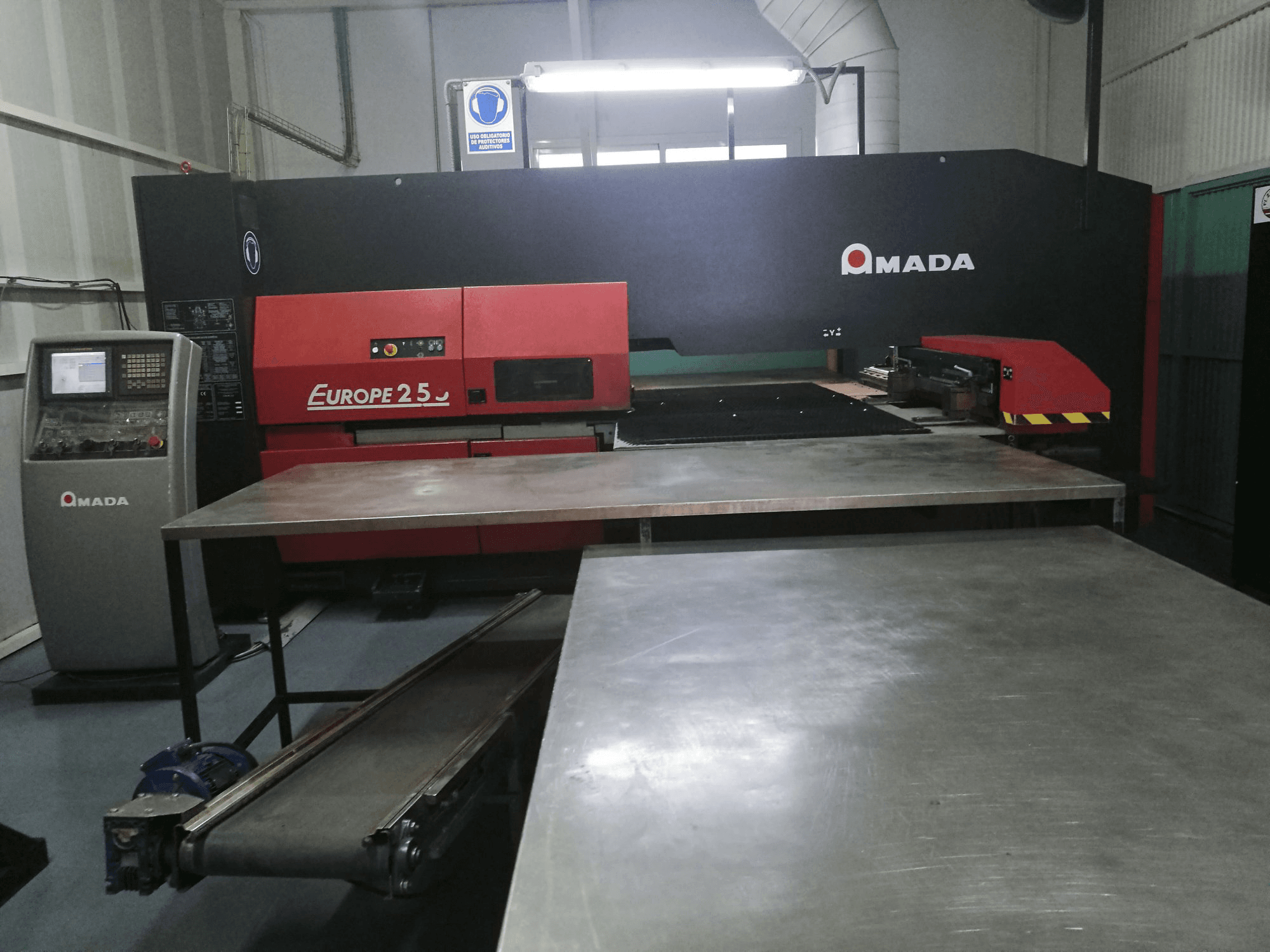 AMADA-maskinen framifrånEUROPE 255