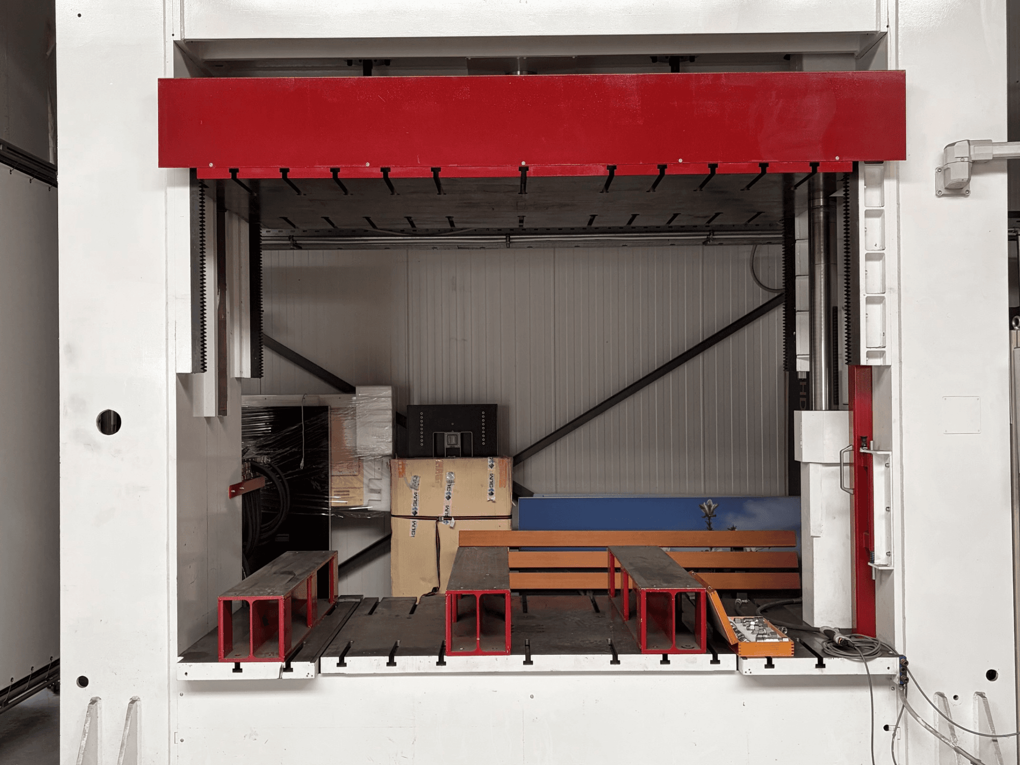 Hydraulisk press WIS ATEVI Druckgeber ATeVi Heidel, framifrån, som visar metallkonstruktionen och arbetsbänksområdet.