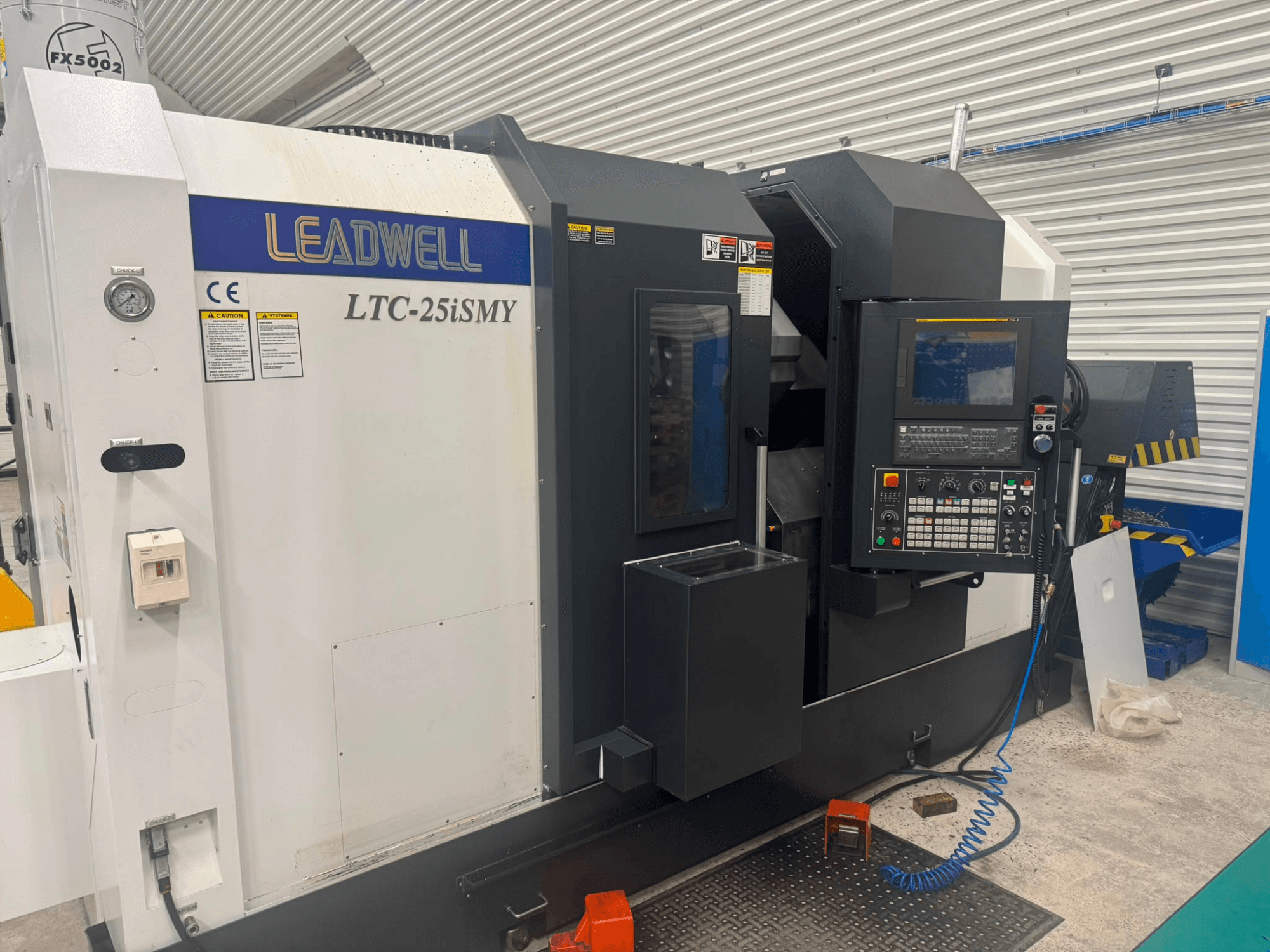 Leadwell LTC-25iSMY horisontell svarv sedd framifrån, med kontrollpanelen och användargränssnitten i fokus.