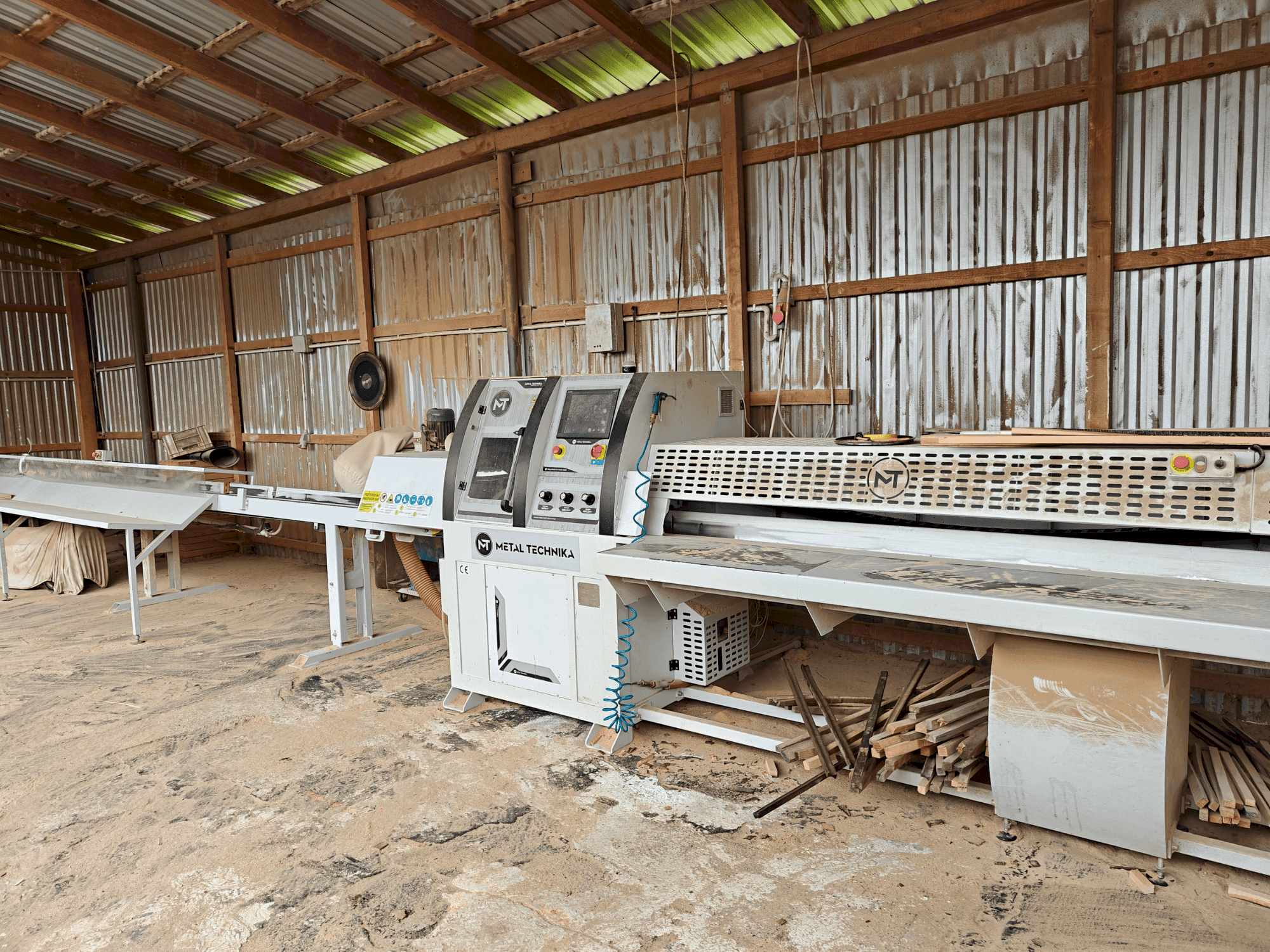 METAL TECHNIKA OWD-1600-maskinen framifrån