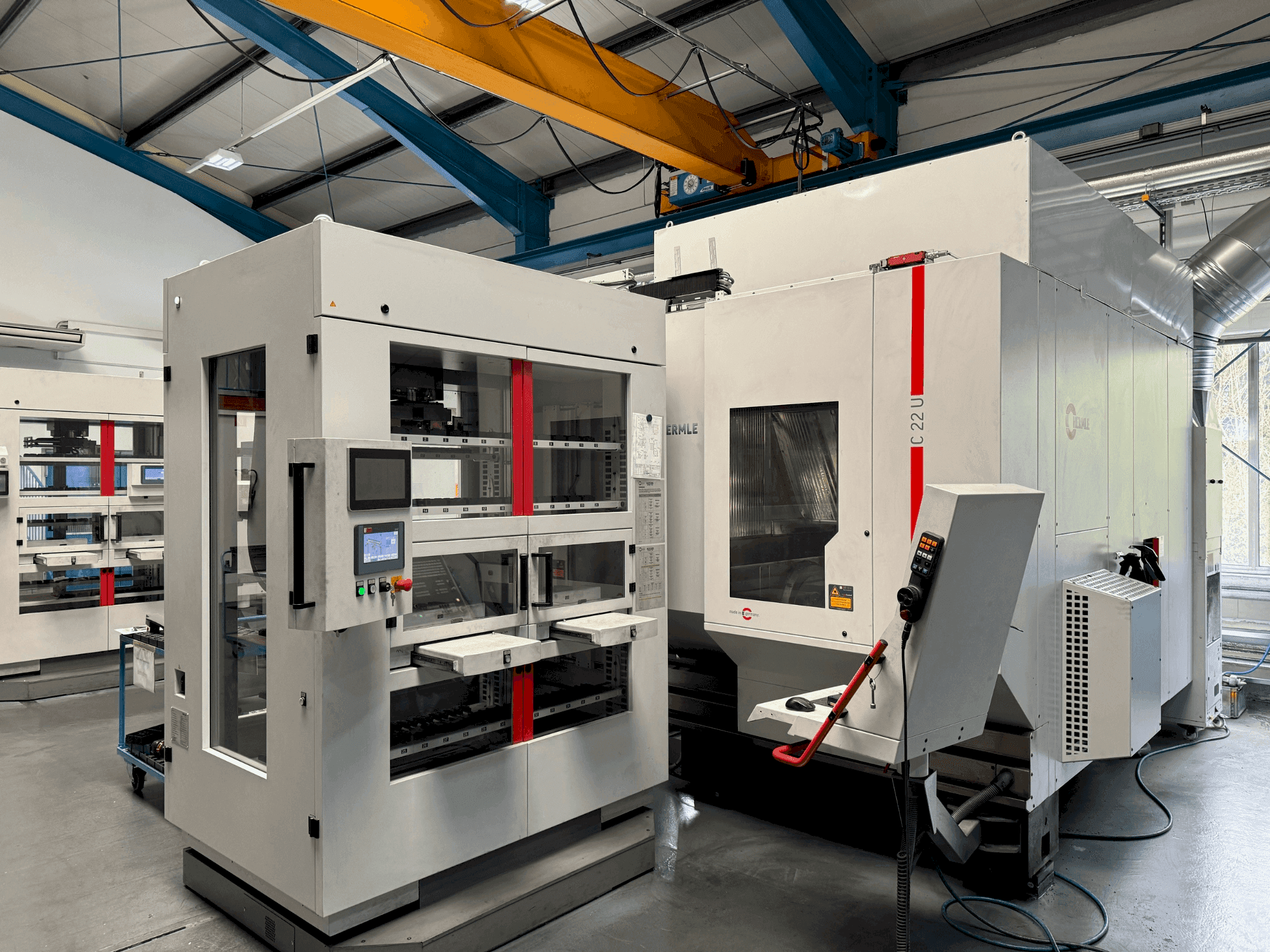 HERMLE C22 with handling system IH30 (2017)-maskinen framifrån