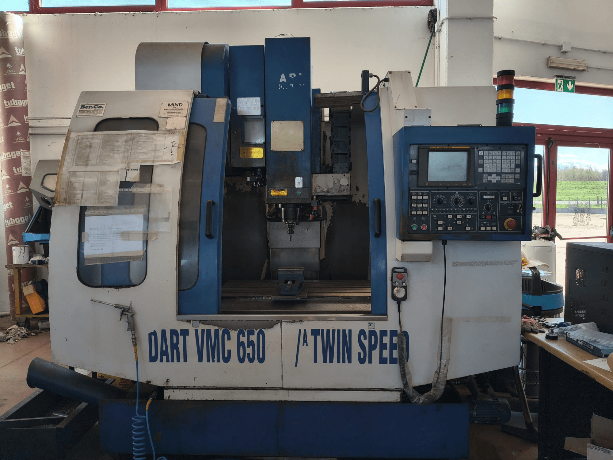 DART VMC650 XL/A T.S vertikalt bearbetningscenter, framifrån, med kontrollpanel, verktygshållare och driftsdetaljer.