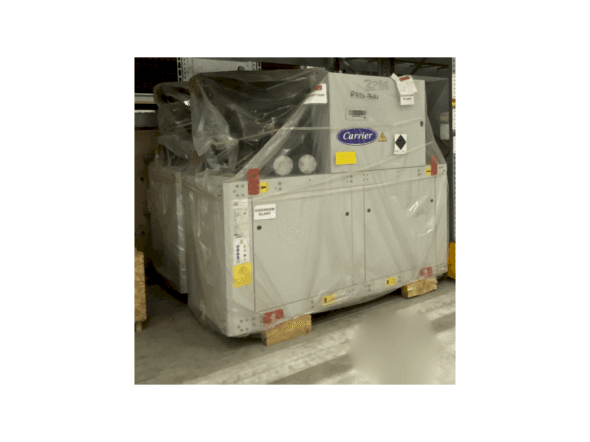 CARRION 3x Carrier heat pump 30WI1000 & 2x Refrion Dry Coolers V-model ES4C 2390.6/4 E2-maskinen framifrån