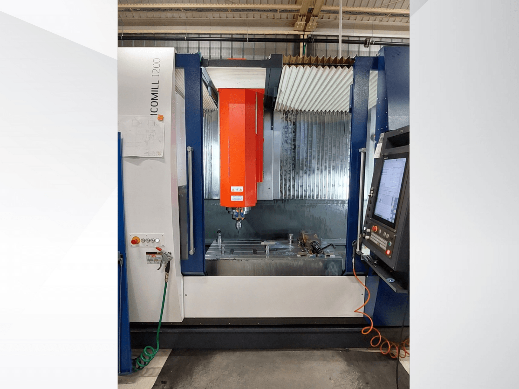 ICOMILL 1200 CNC-fräsmaskin med röd spindel, framifrån med kontrollpanel och arbetsområde med verktyg.