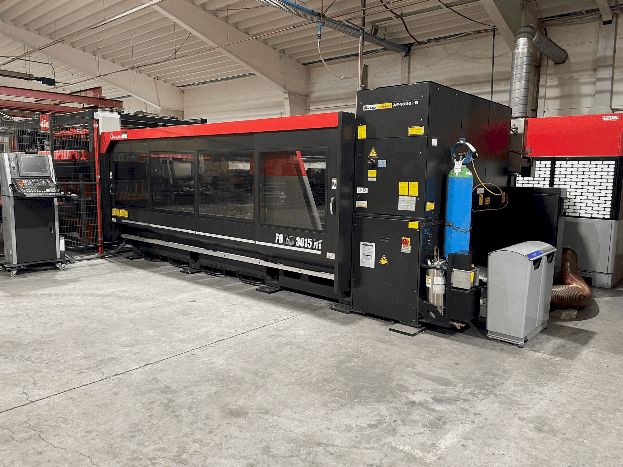 AMADA FOM2 3015 NT-maskinen framifrån