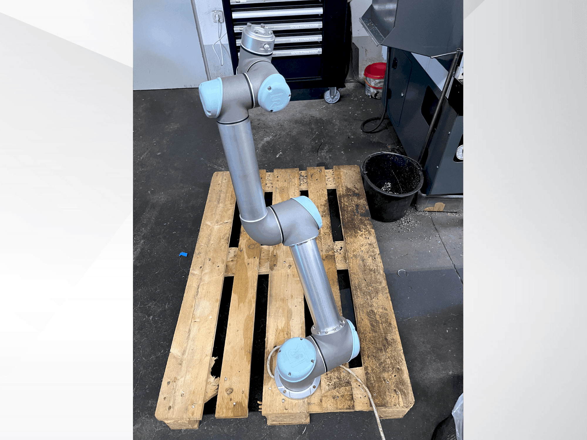 Universal Robots UR5 CB3.1-maskinen framifrån