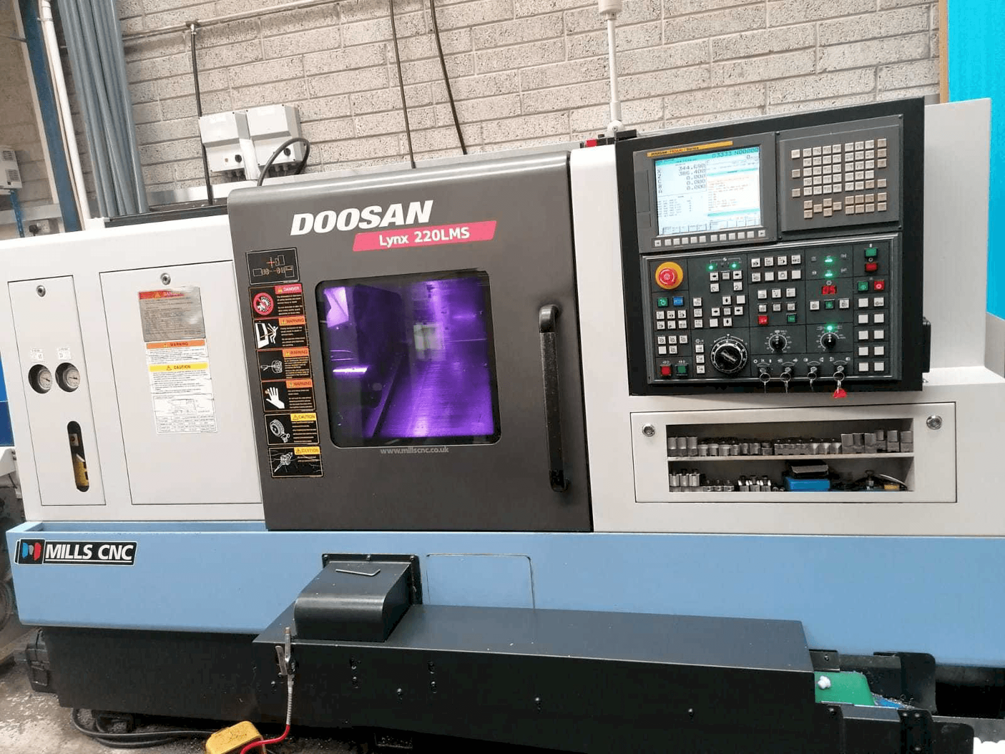 Doosan Lynx 220LMSA-maskinen framifrån