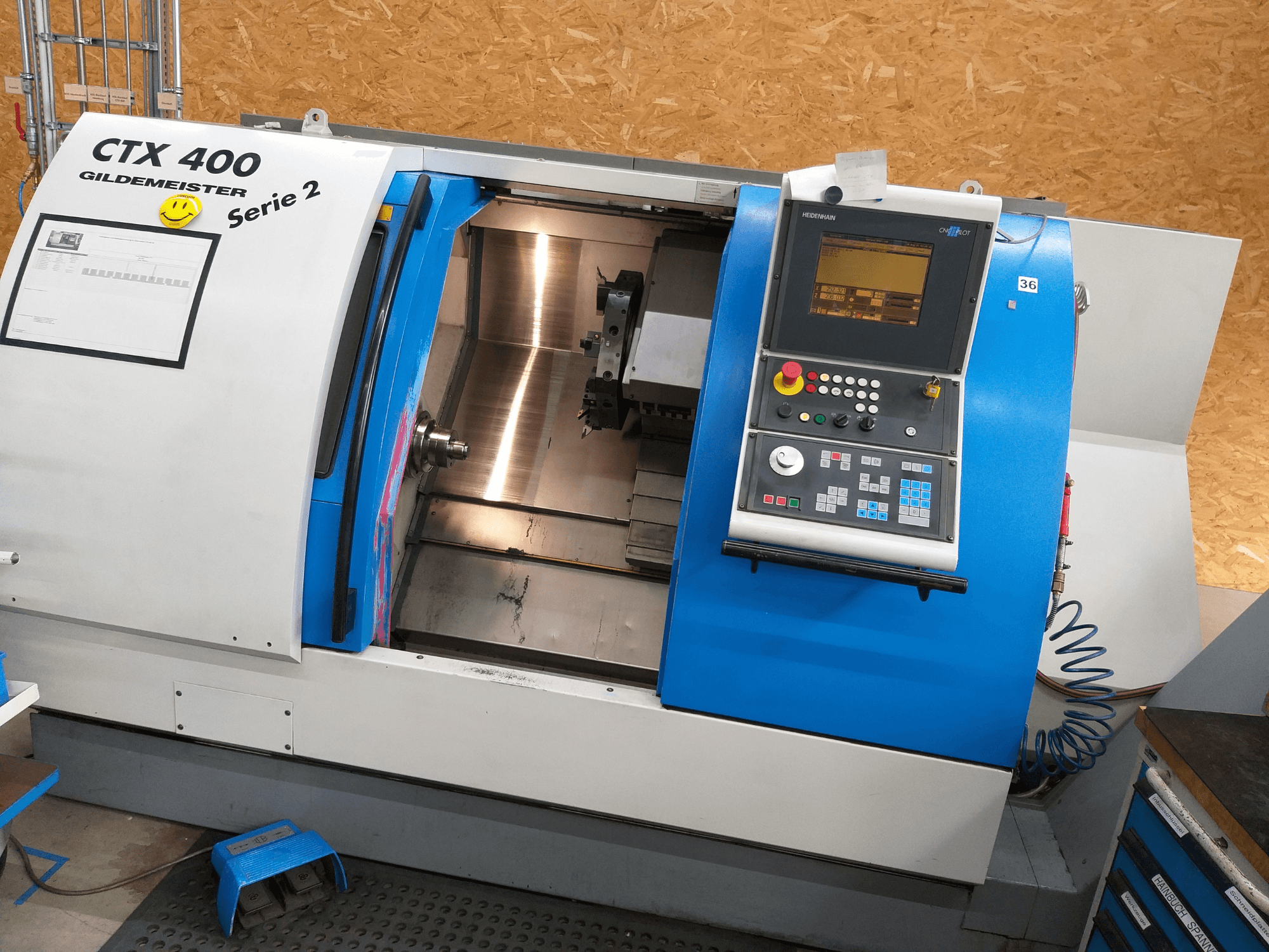 Gildemeister CTX 400 Serie 2 horisontell svarv, framifrån med kontrollpanelen och maskinens öppna inre synliga.