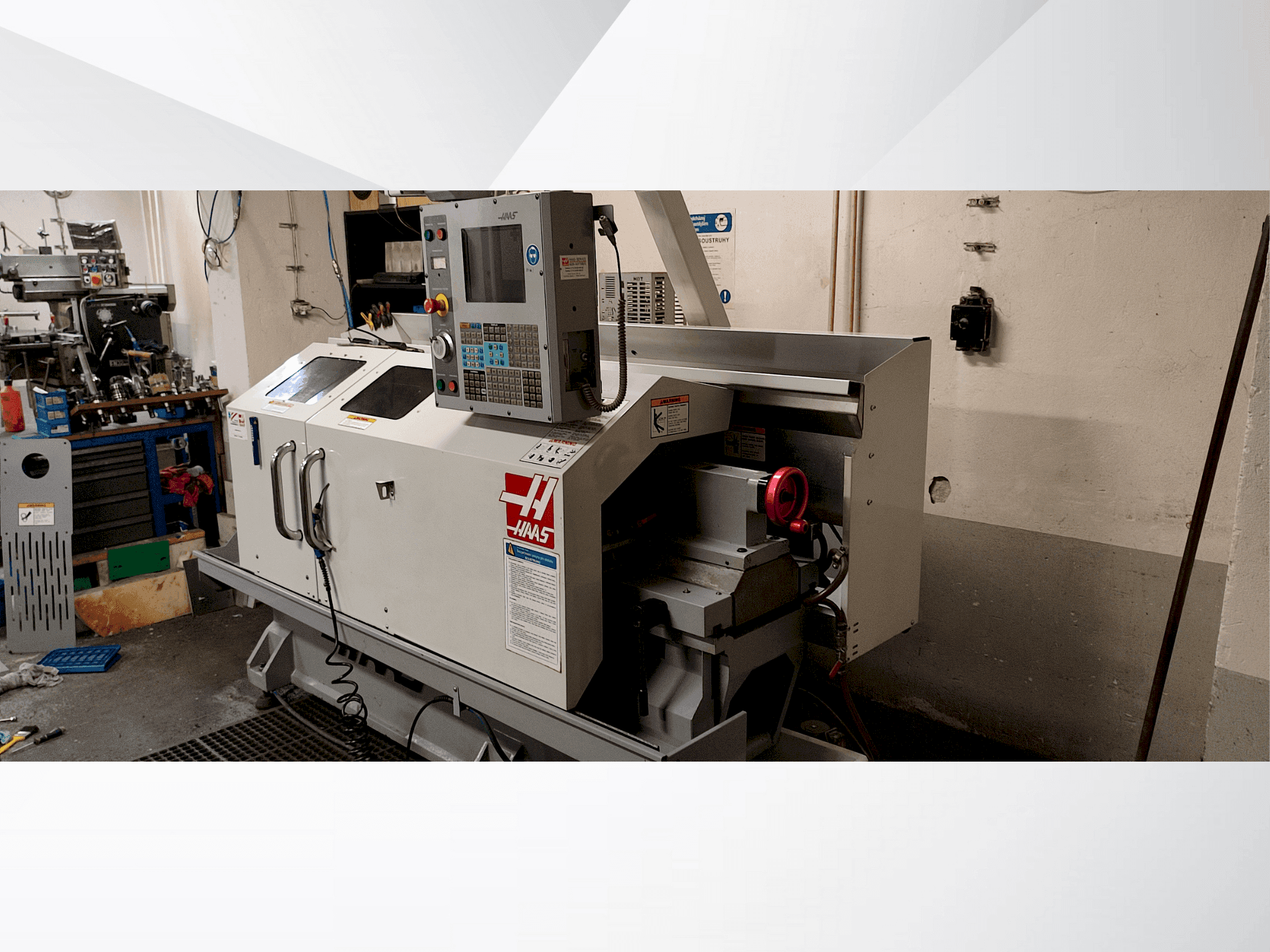 HAAS TL-2HE-maskinen framifrån