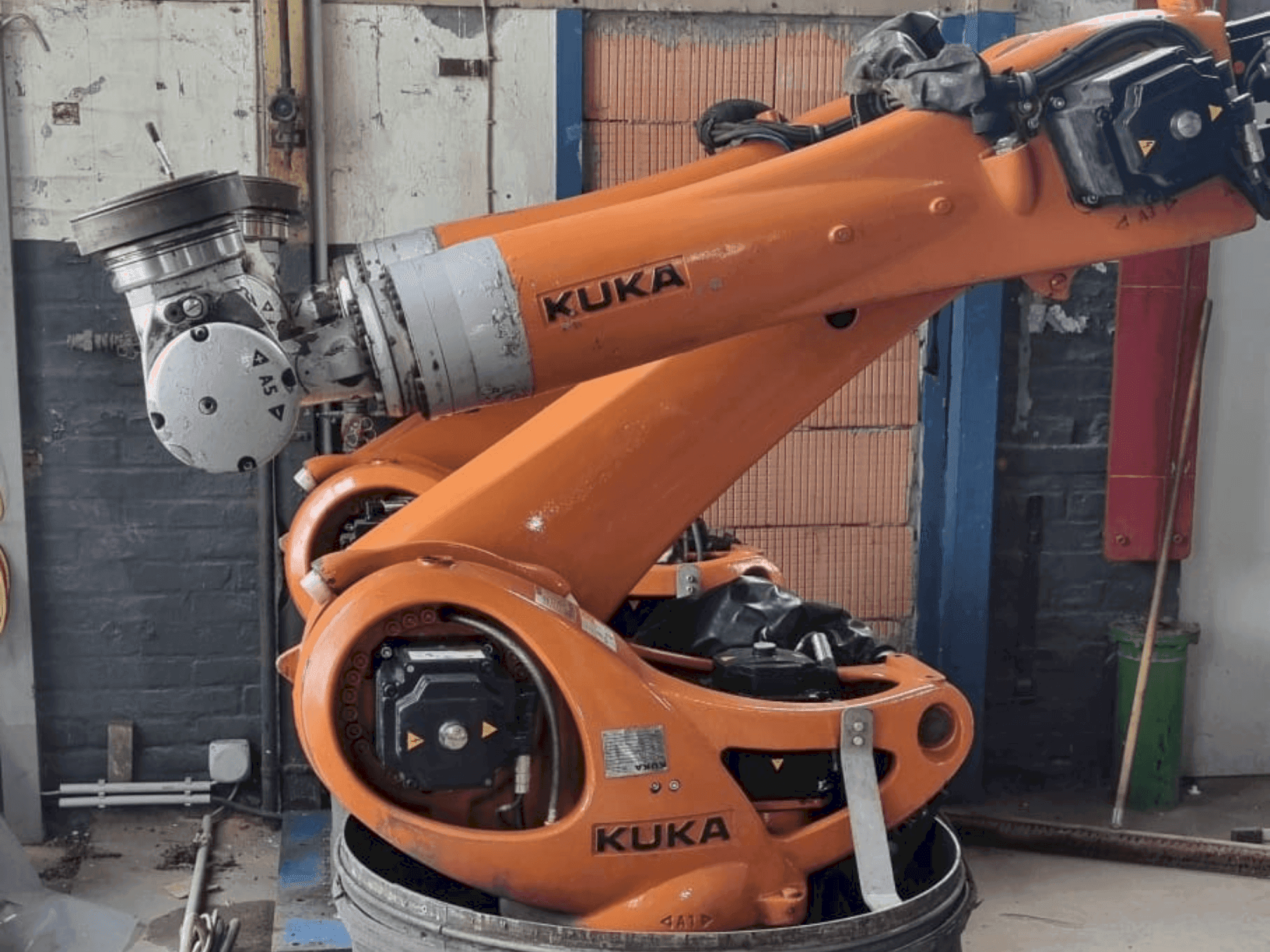 KUKA KR 90 R3100 extra C-F-HP-maskinen framifrån