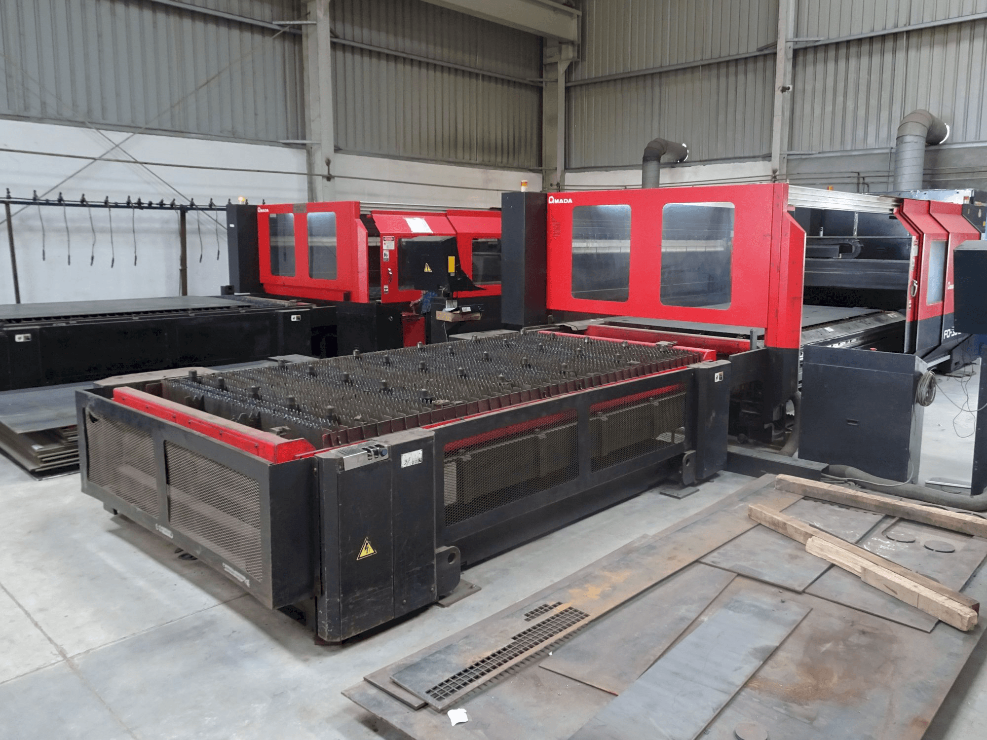 AMADA-maskinen sedd från högerF03015 NT
