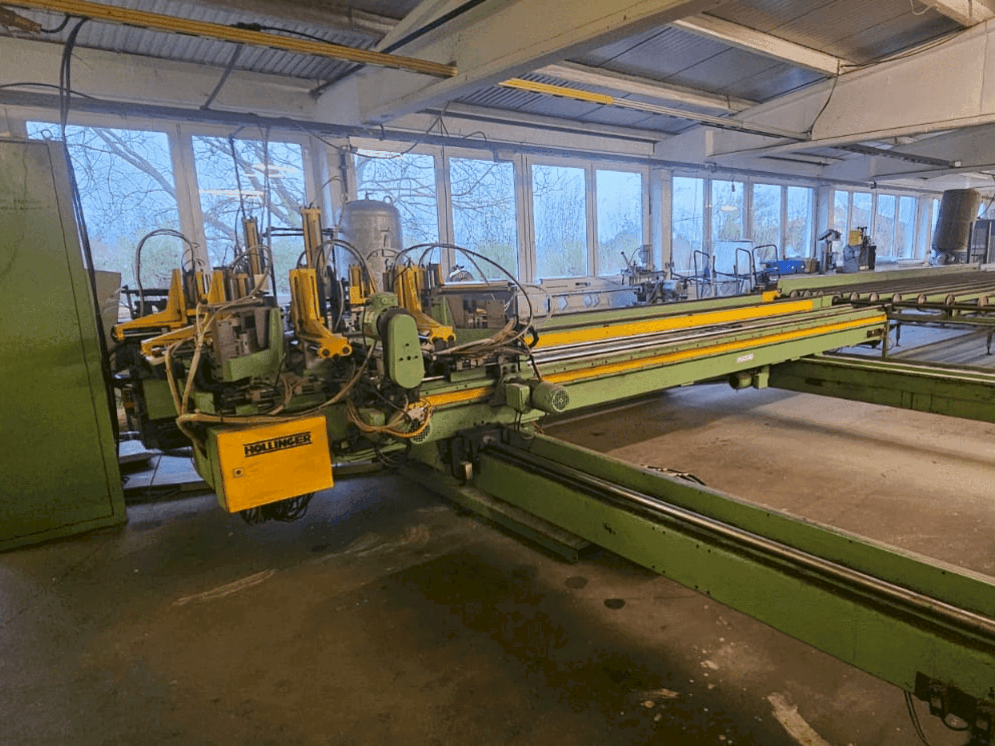 HOLLINGER MSE-II-EP-SB-300-450-maskinen framifrån