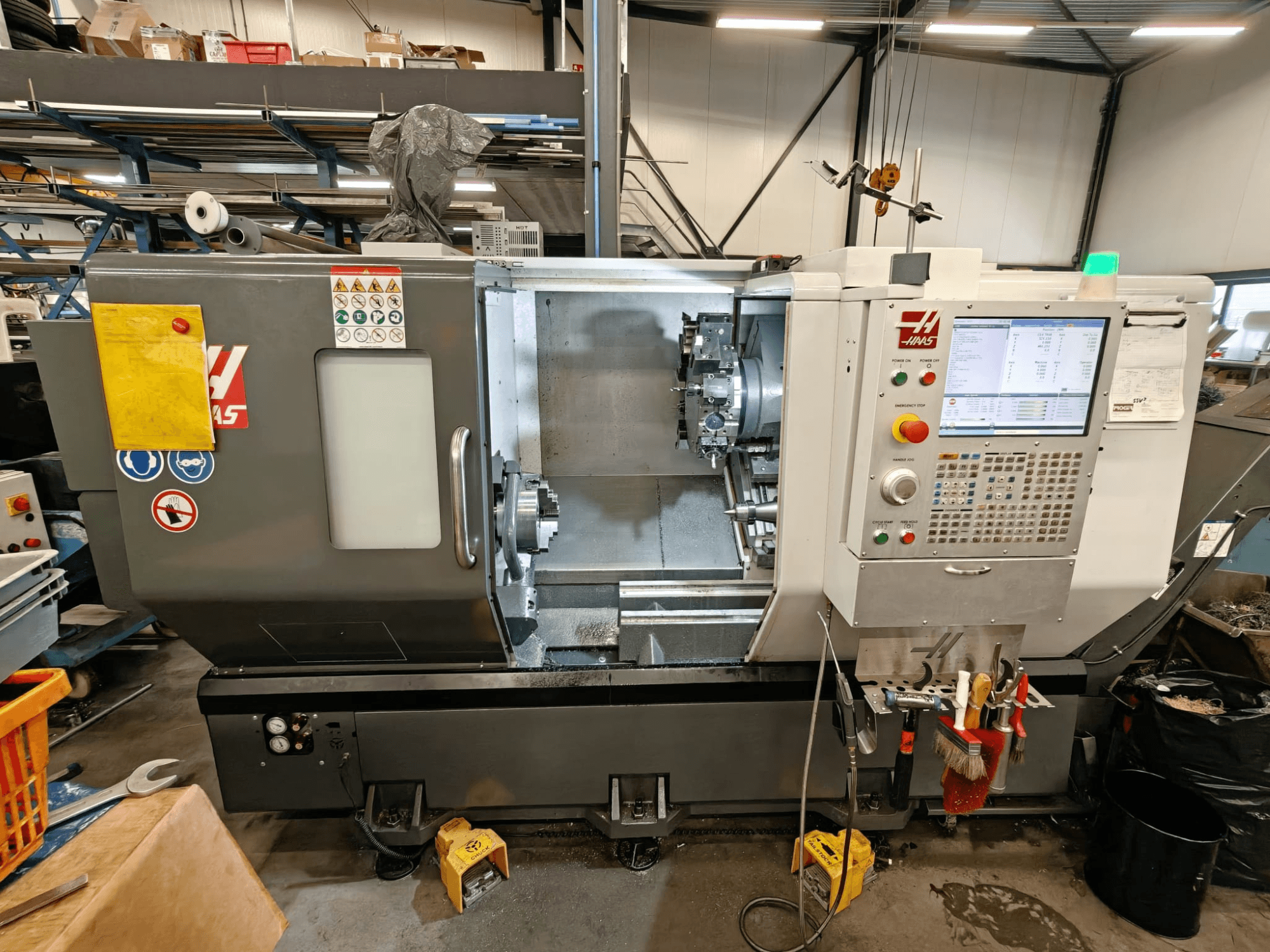HAAS ST-25Y horisontell svarv, framifrån, visar kontrollpanel, verktygsförvaring och driftsuppställning i verkstad.