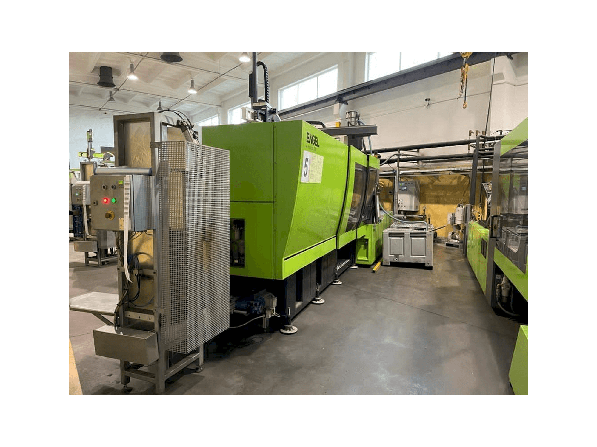 ENGEL e-motion 2440/380 T-maskinen framifrån