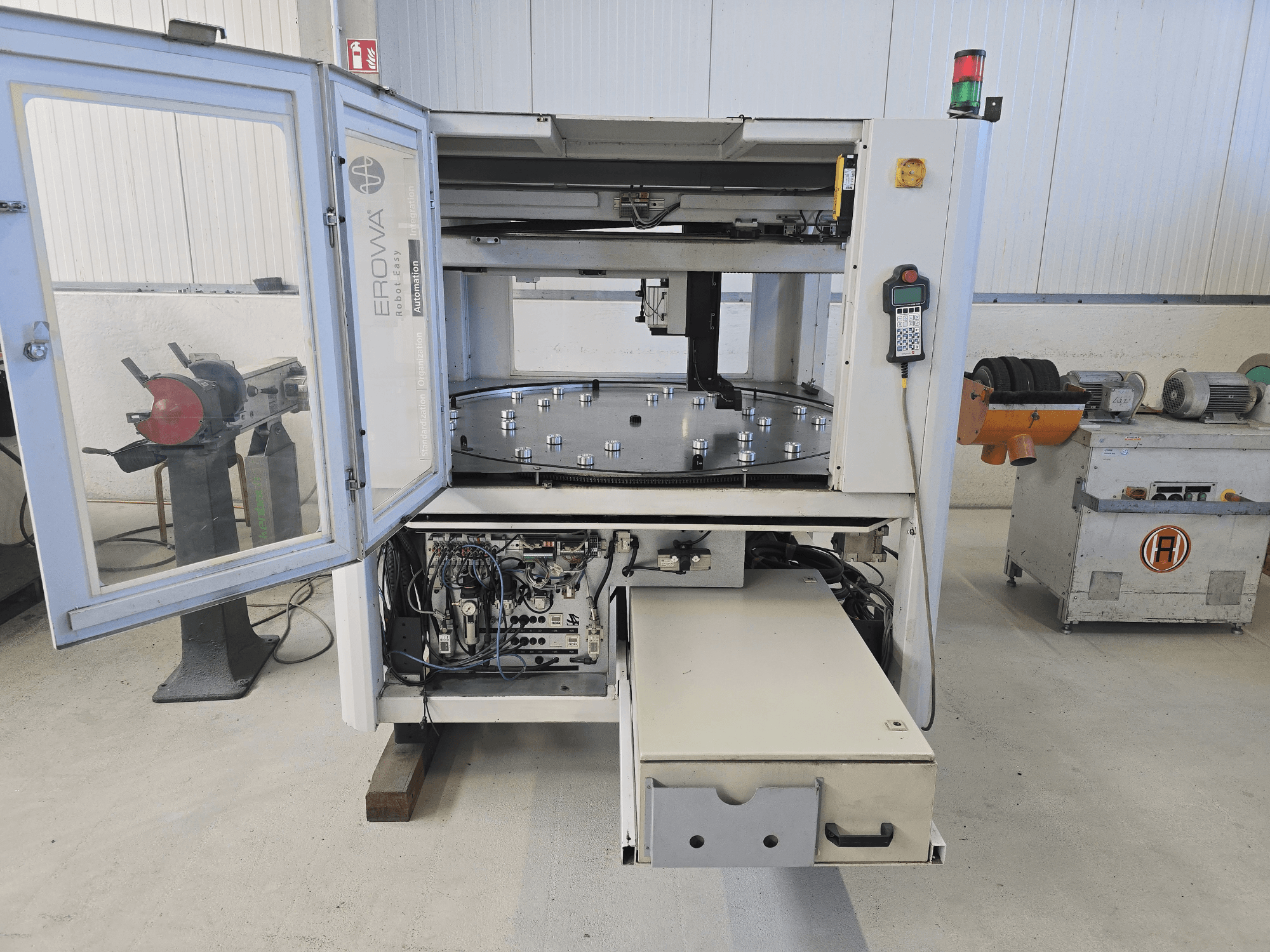 EROFA Robot Easy Automation automationssystem, framifrån med öppen dörr som visar interna komponenter och kontroller.
