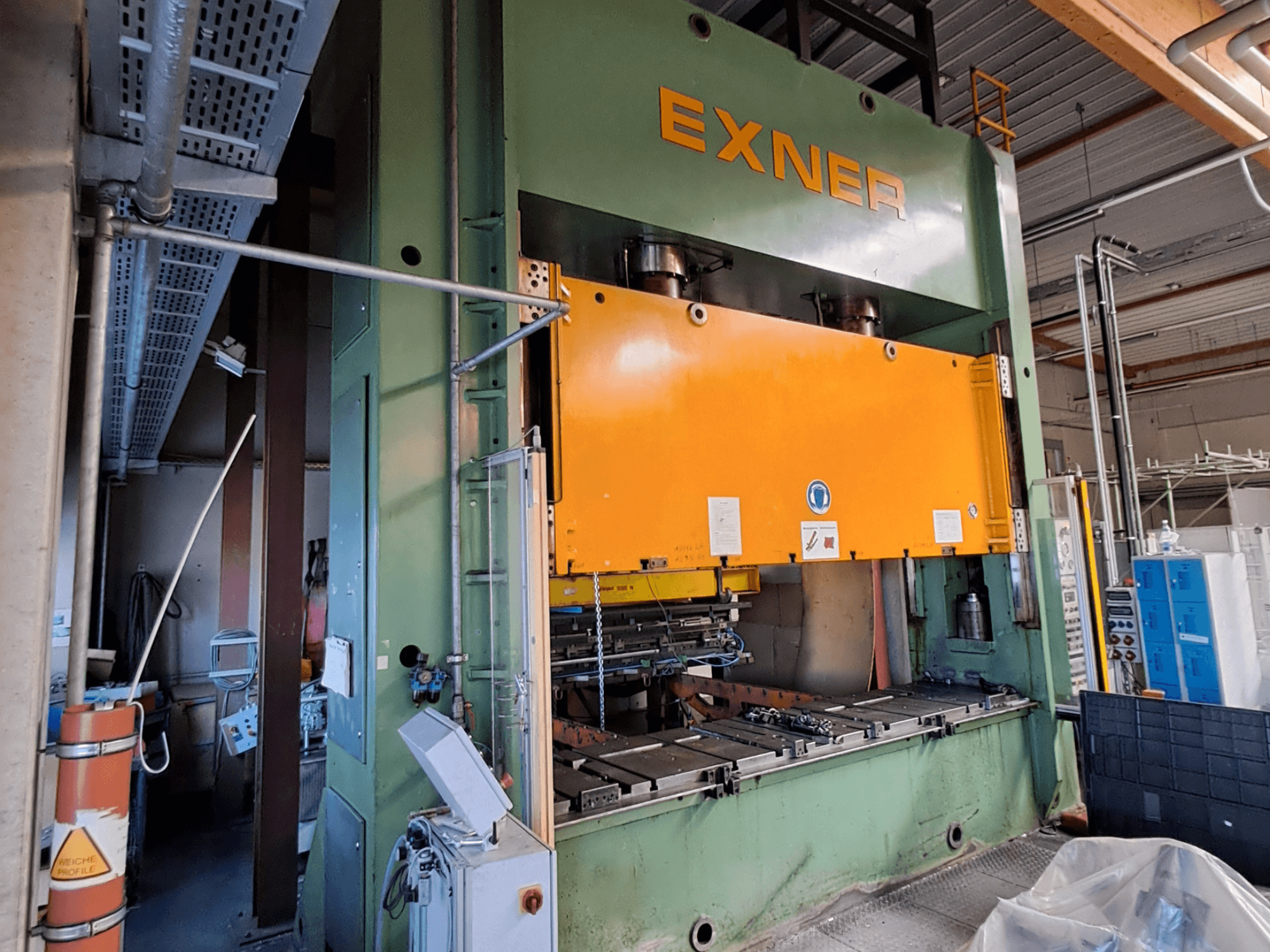 Hydraulpressen EXNER EX SBR 200 i sidovy, med en orange pressplatta och en synlig kontrollpanel.