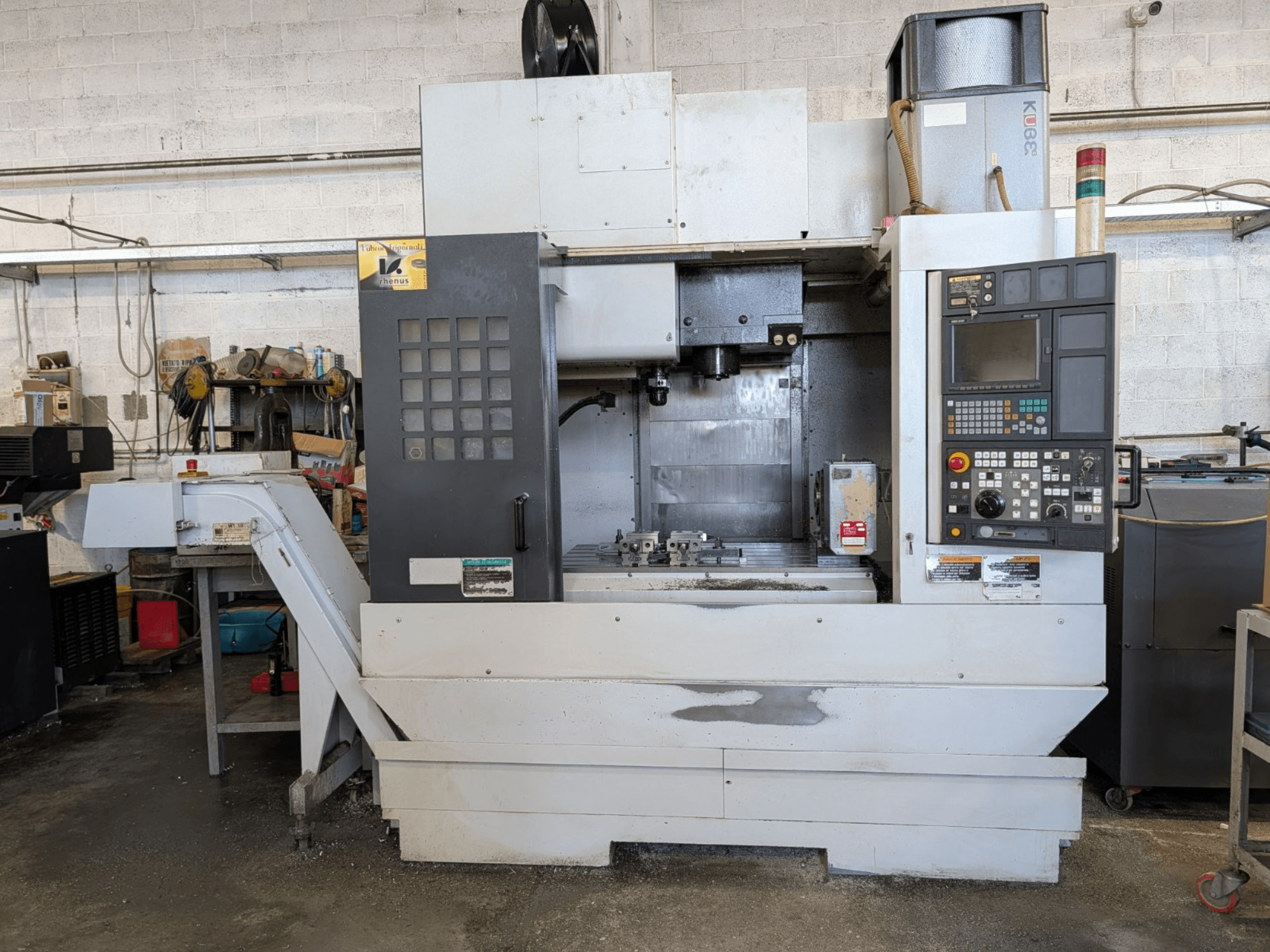 Frontvy av ett vertikalt bearbetningscenter MORI SEIKI NV-5000α1/40 med kontrollpanel och arbetsområde synliga.