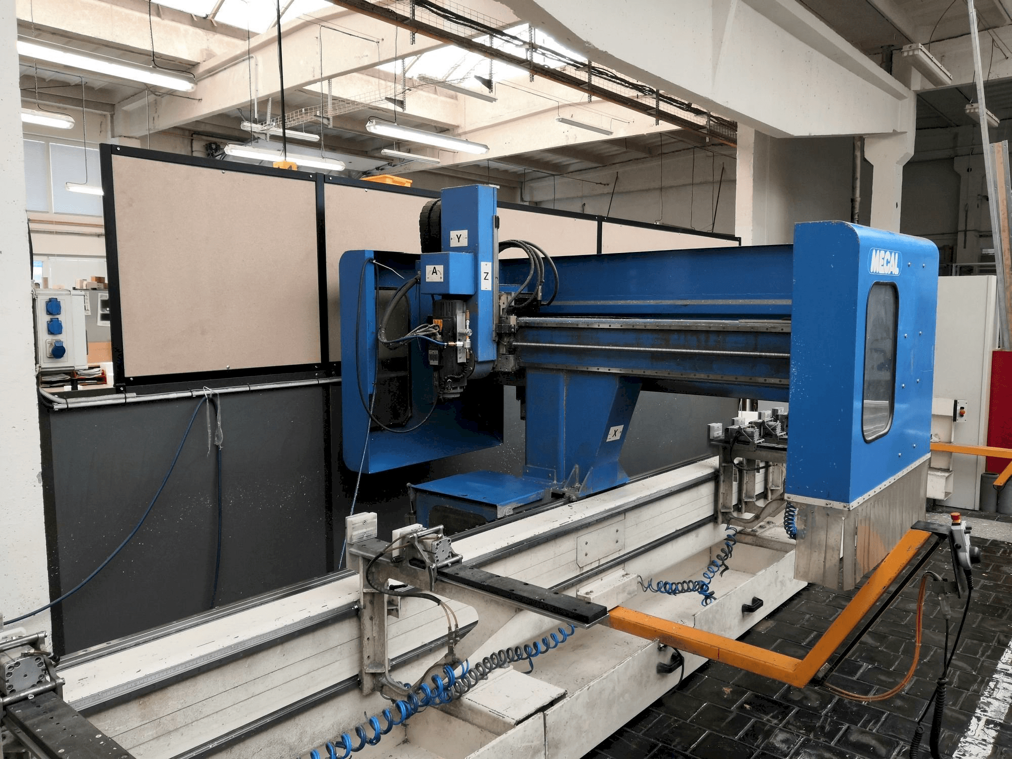 MECAL MC 304 Pioneer 3-maskinen framifrån