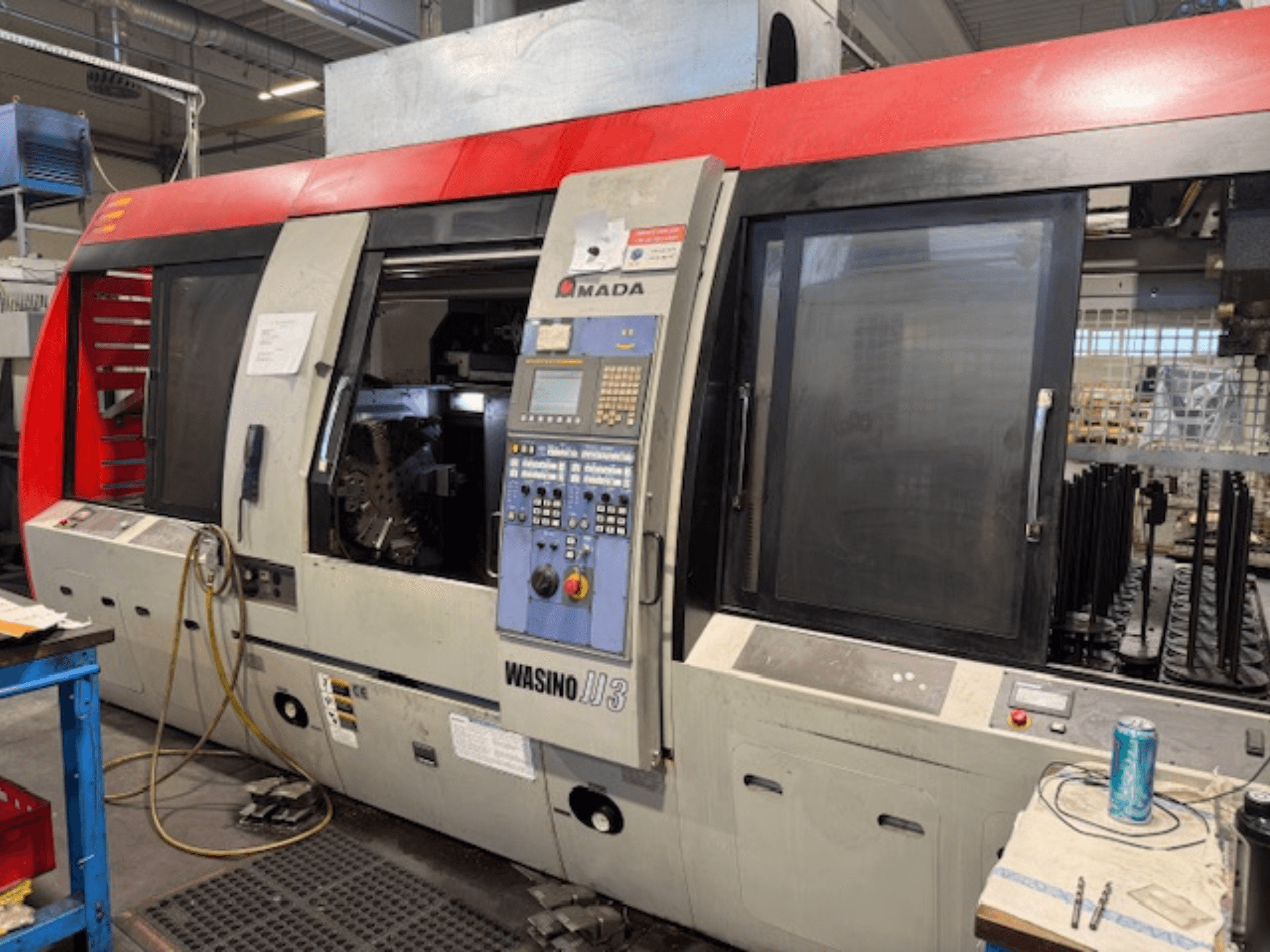 AMADA Wasino JJ3 horisontell svarv, framifrån med kontrollpanel och öppen kammare för maskinbearbetning.