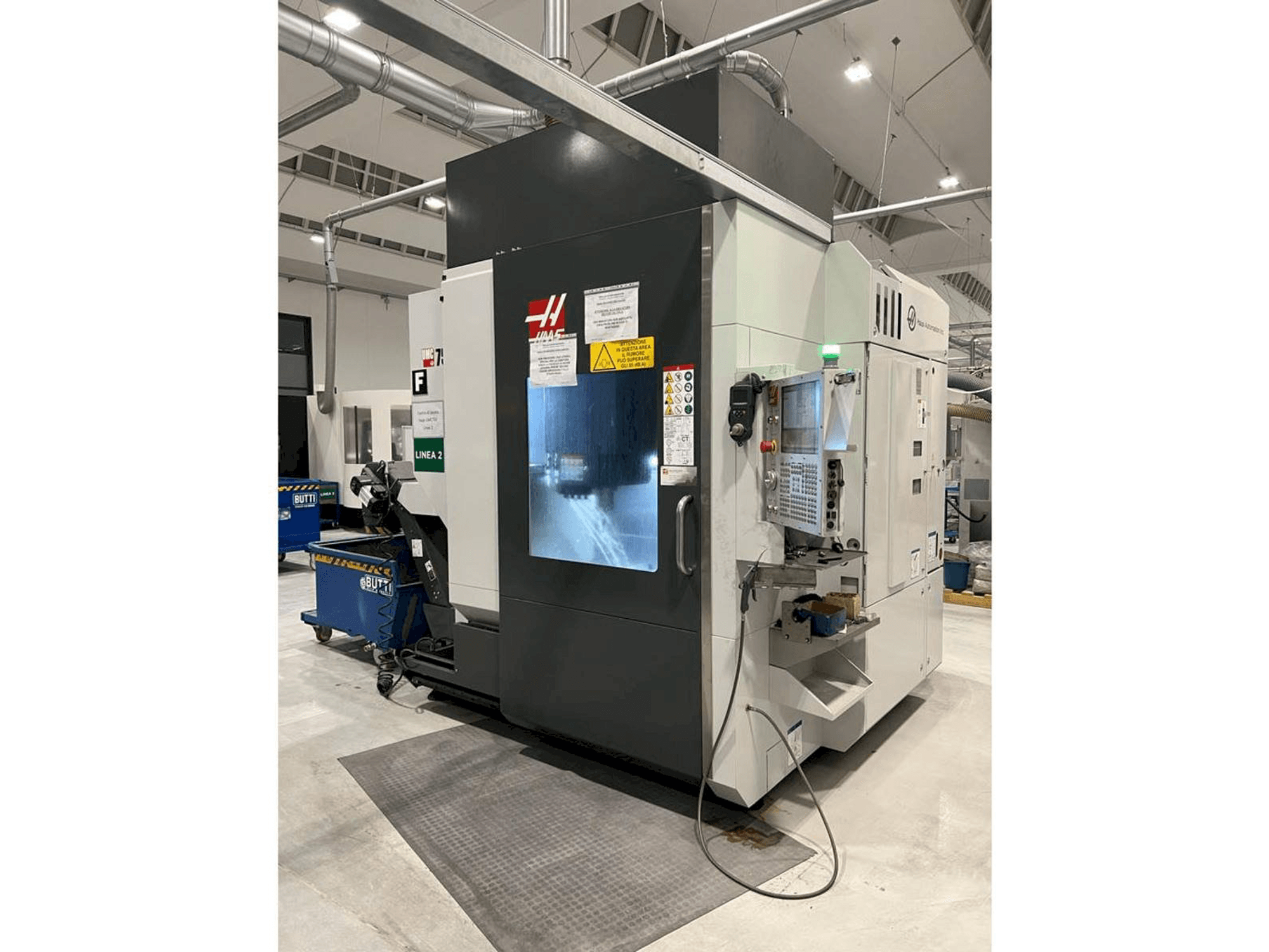 HAAS UMC 750SS-maskinen framifrån