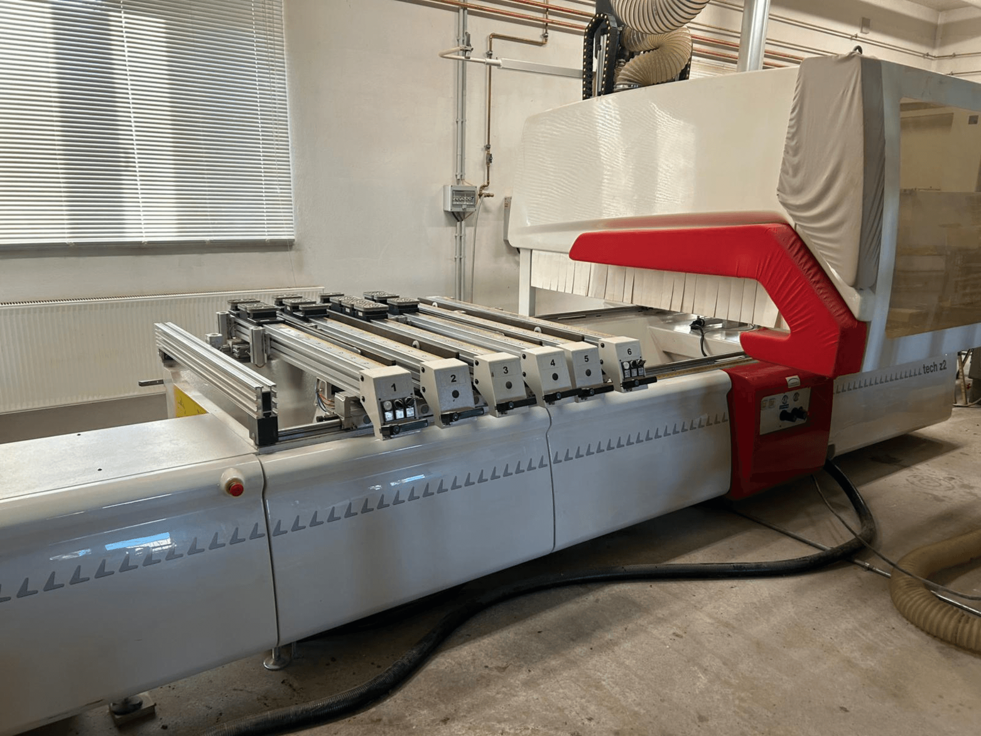 SCM TECH Z2-27-C träborrmaskin, sidovy, visar kontrollpanel och skenor, med röda och vita designelement.