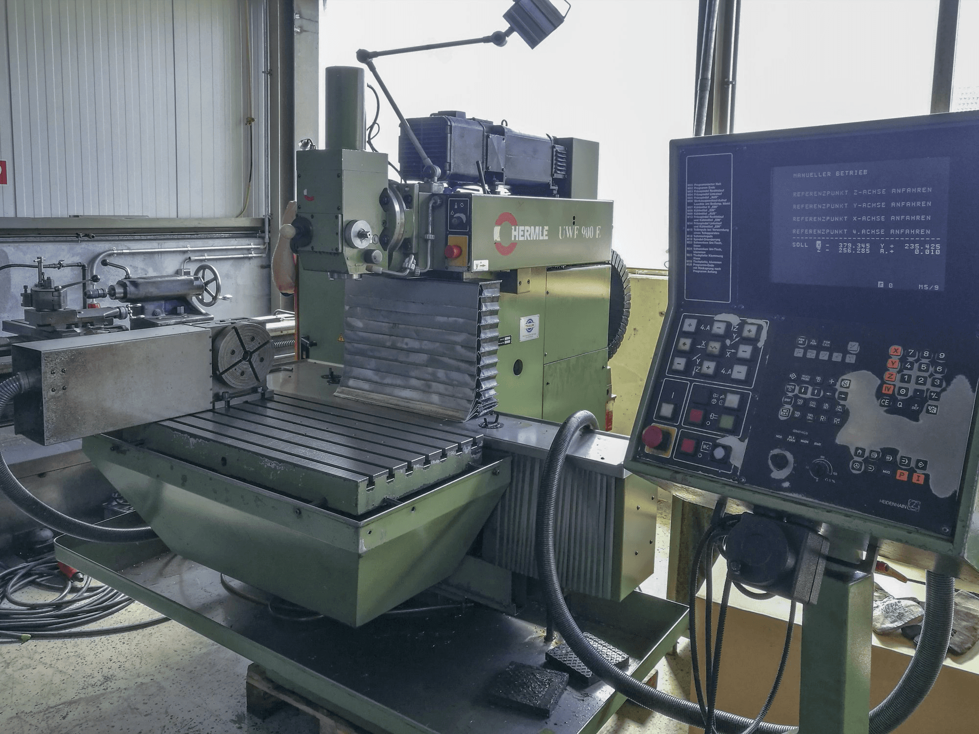 1 HERMLE-maskinen sedd från högerUWF 900 E