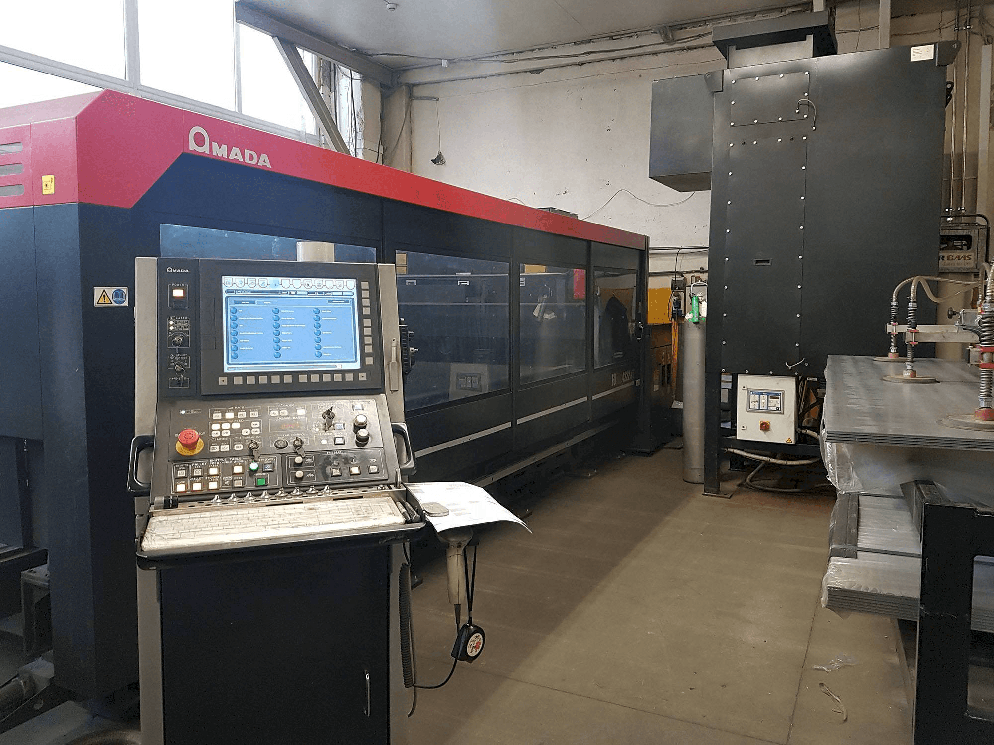 AMADA FOM2 4222NT-maskinen framifrån