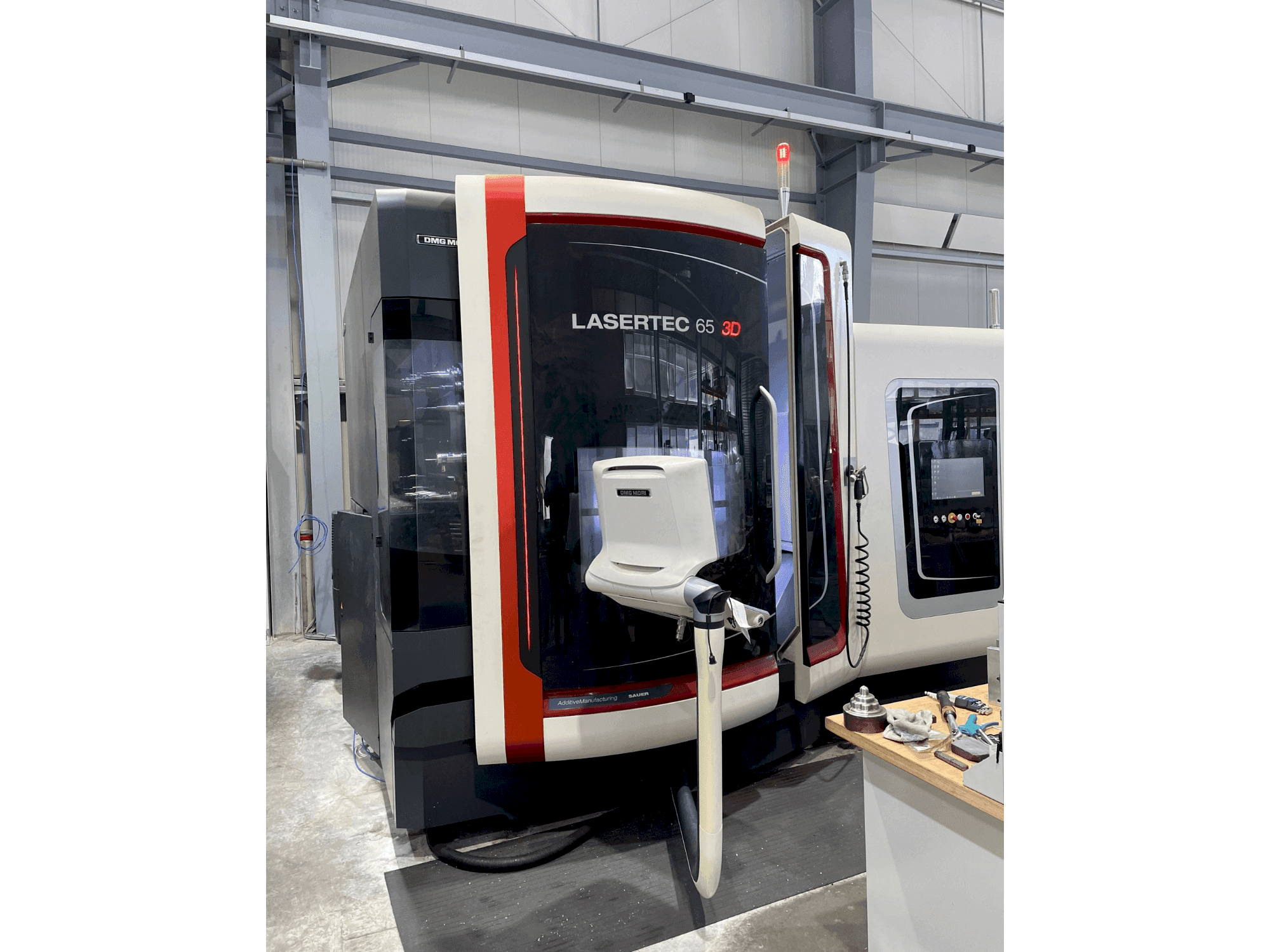 DMG MORI LASERTEC 65 3D Hybrid-maskinen framifrån