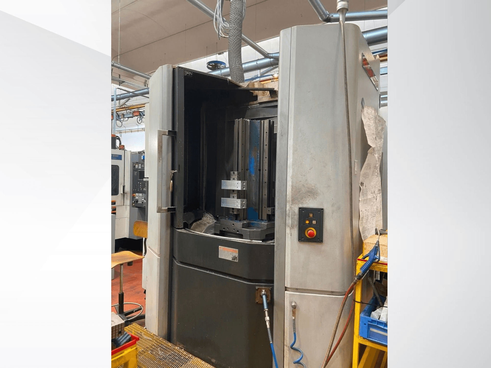 MORI SEIKI NHX 5000 horisontellt bearbetningscenter, framifrån sett med öppen lucka, verktygshållare och manöverpanel.