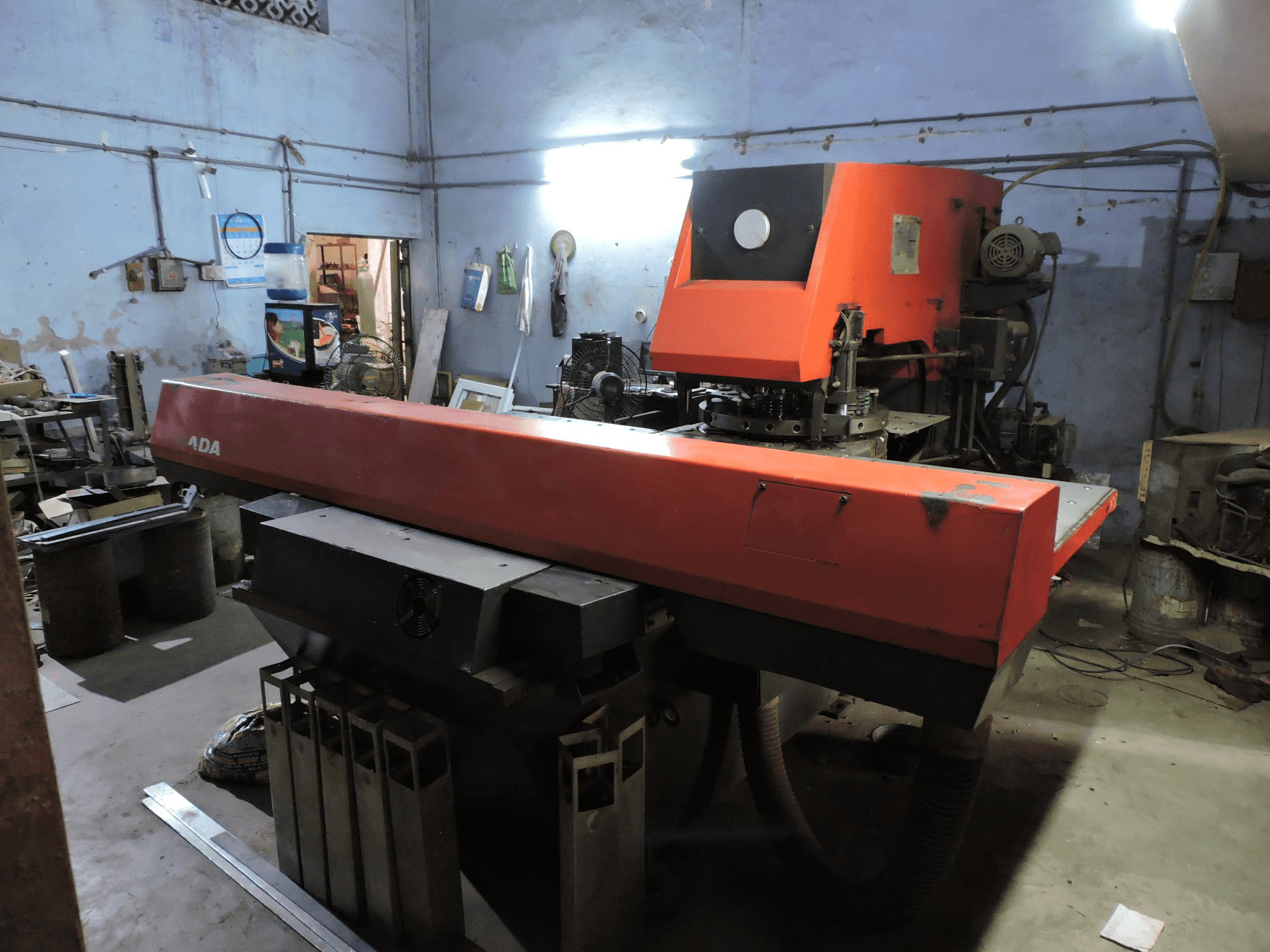 AMADA-maskinen sedd från högerARIES 245