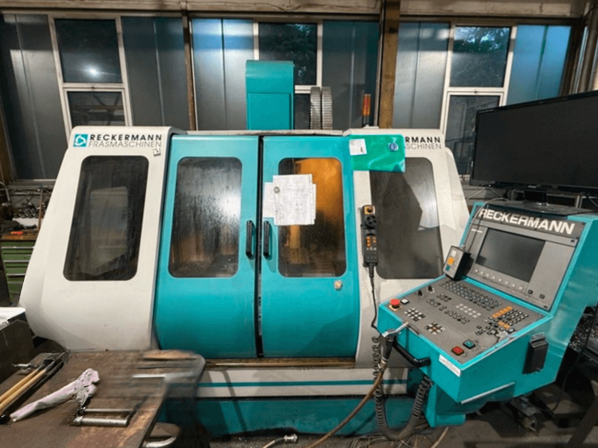 RECKERMANN VMC 850 Universalbearbetningscenter, framifrån med kontrollpanel och glasdörrar.