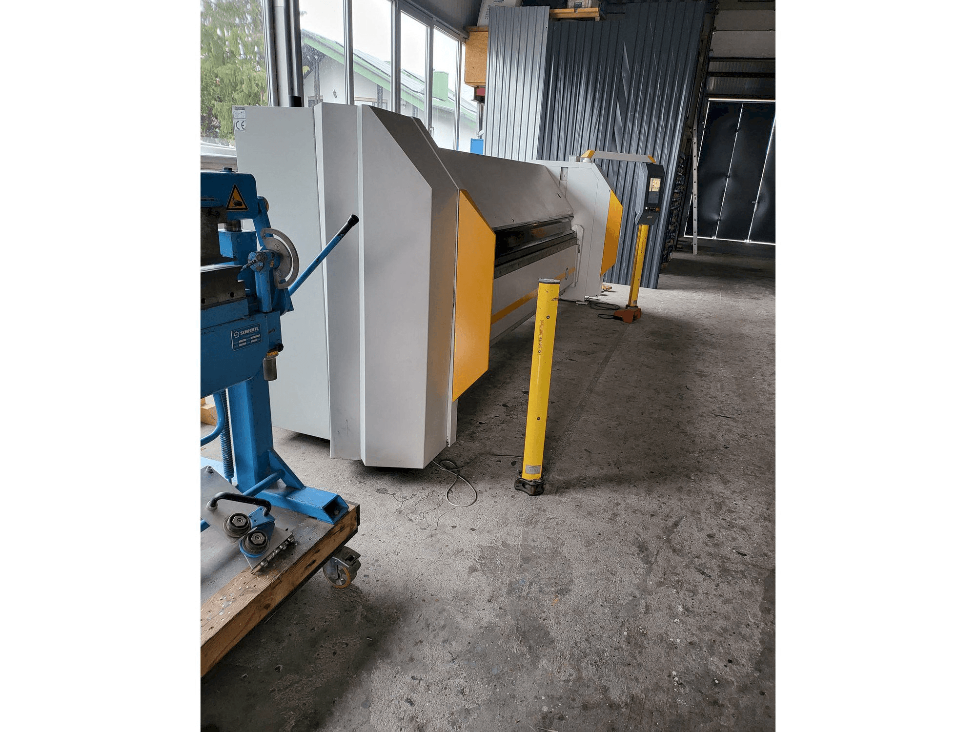 RAS FLEXIbend 73.40-maskinen sedd från vänster