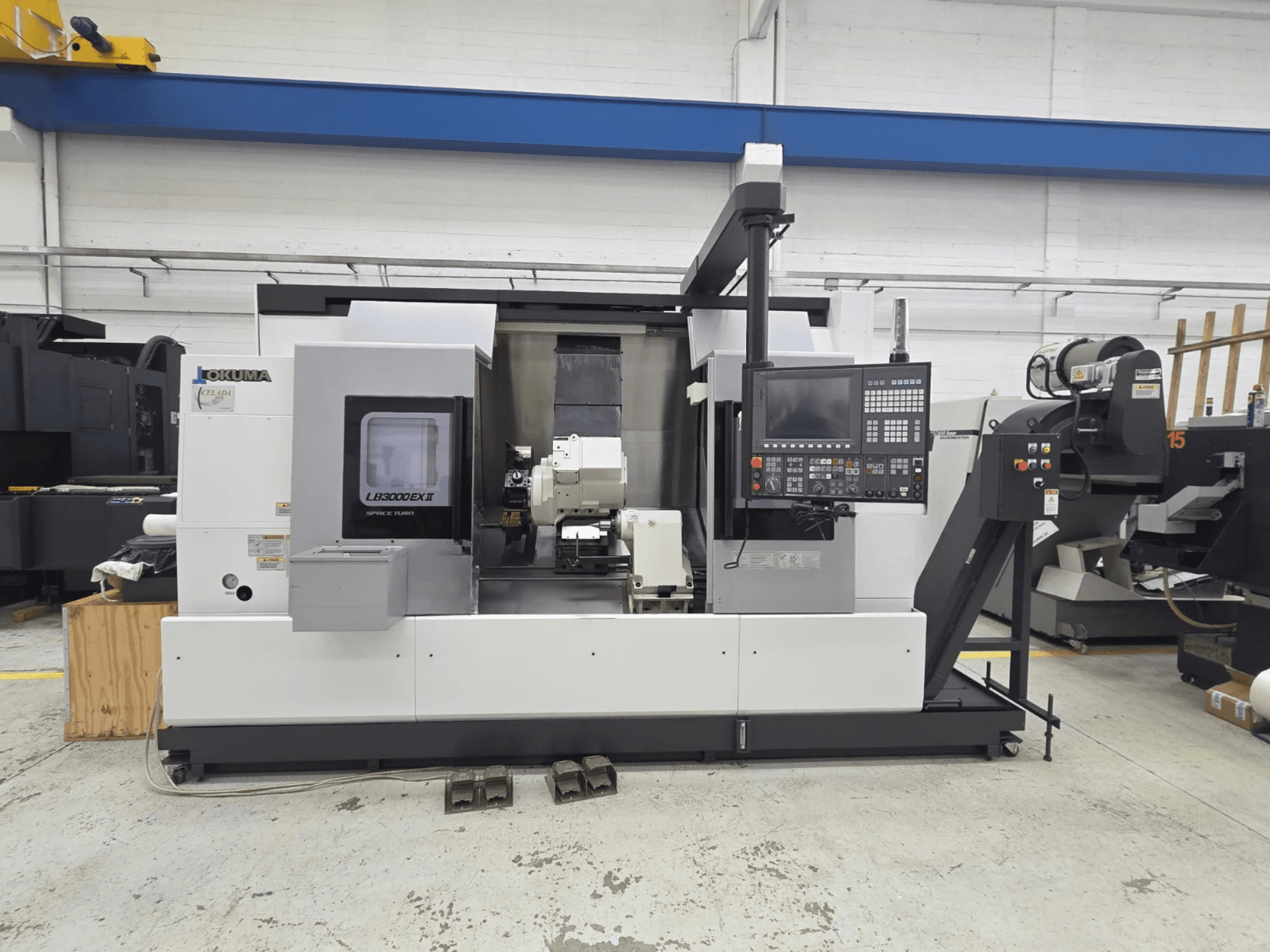 Okuma LB 3000 EXII horisontell svarvmaskin visad framifrån, med kontrollpanel och verktygshållare.